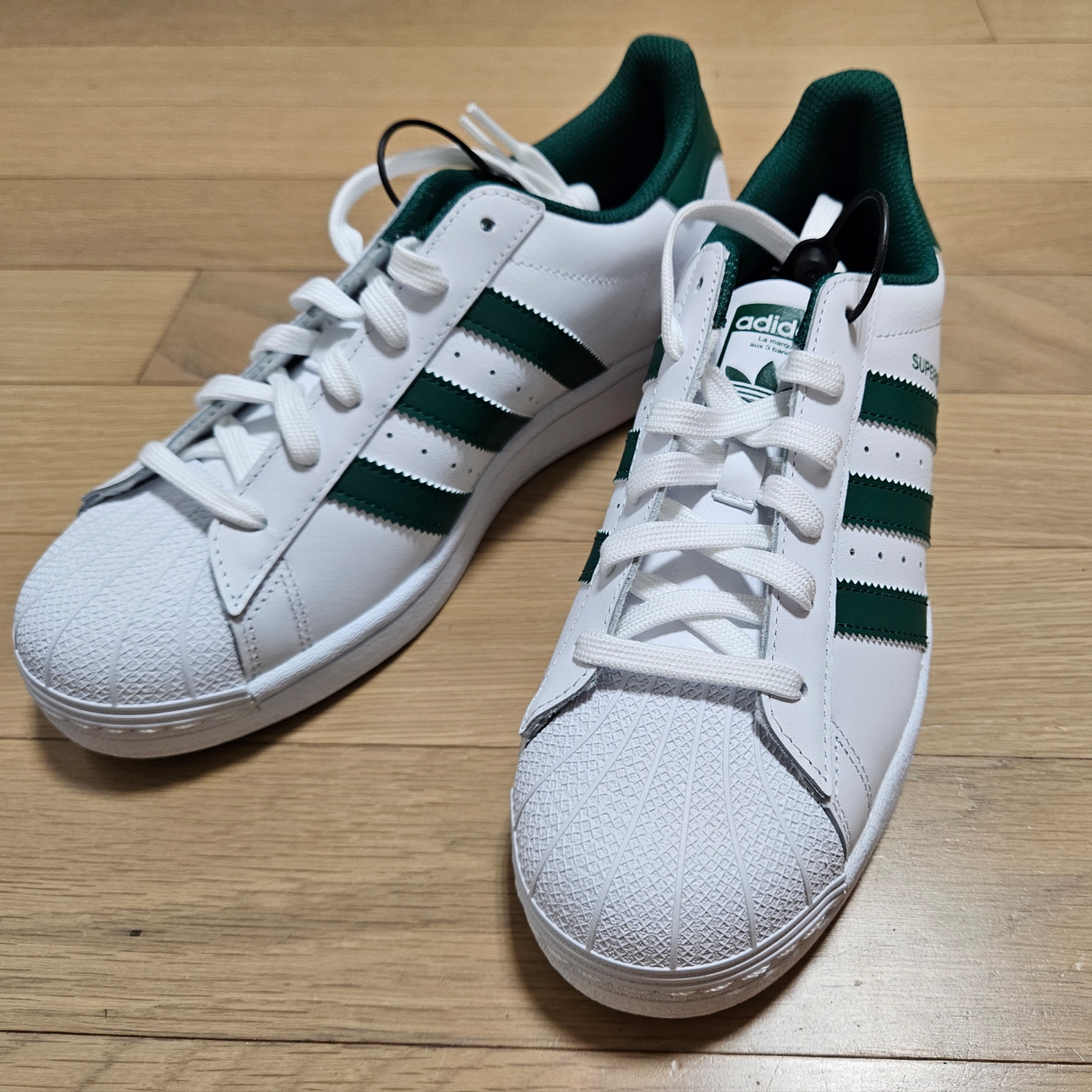 Adidas Superstar White Collegiate Green 착용 스타일 - 2