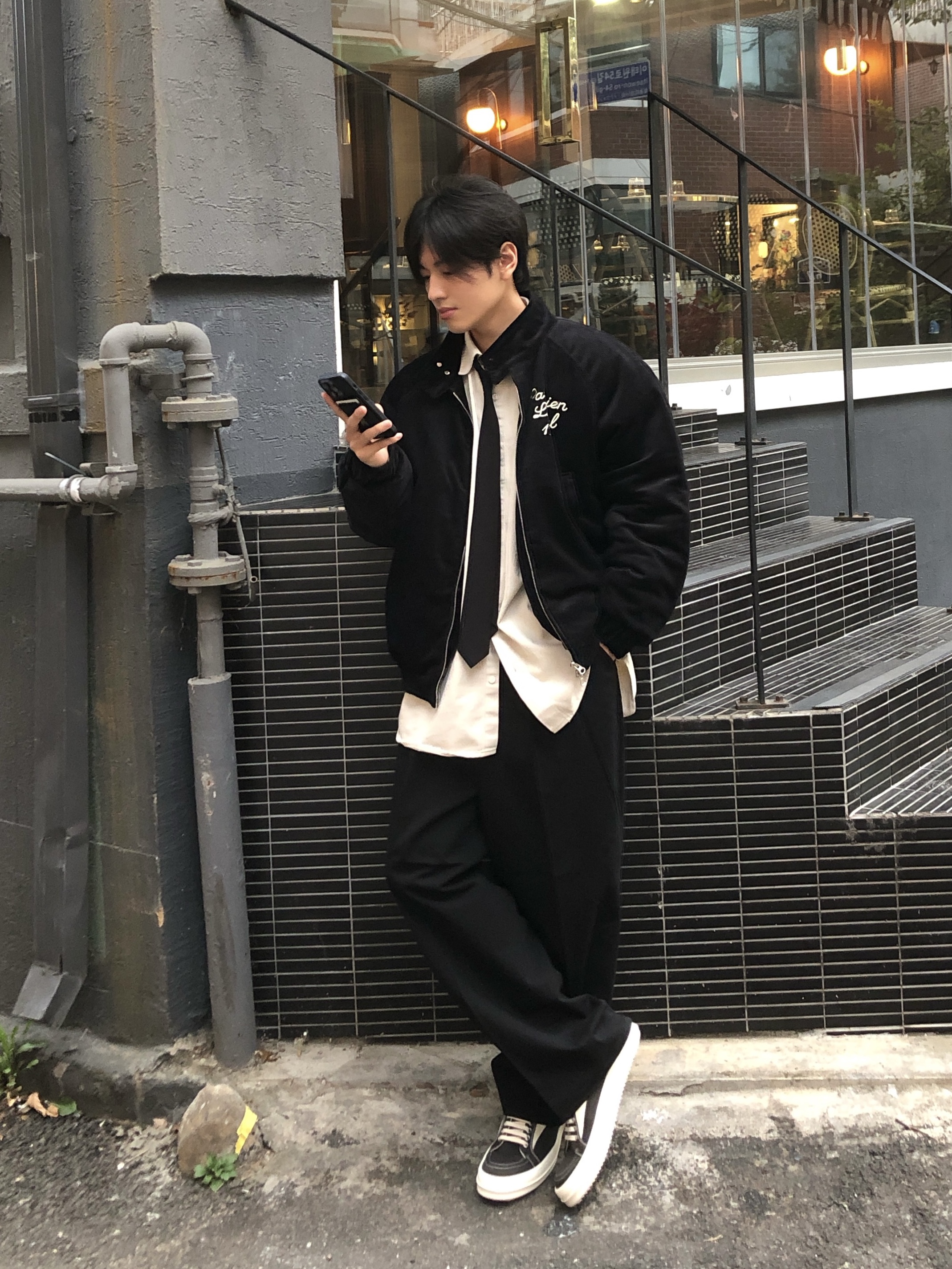 Rick Owens Drkshdw Suede Vintage Sneakers Dark Dust Pearl Milk White 착용 스타일 - 3