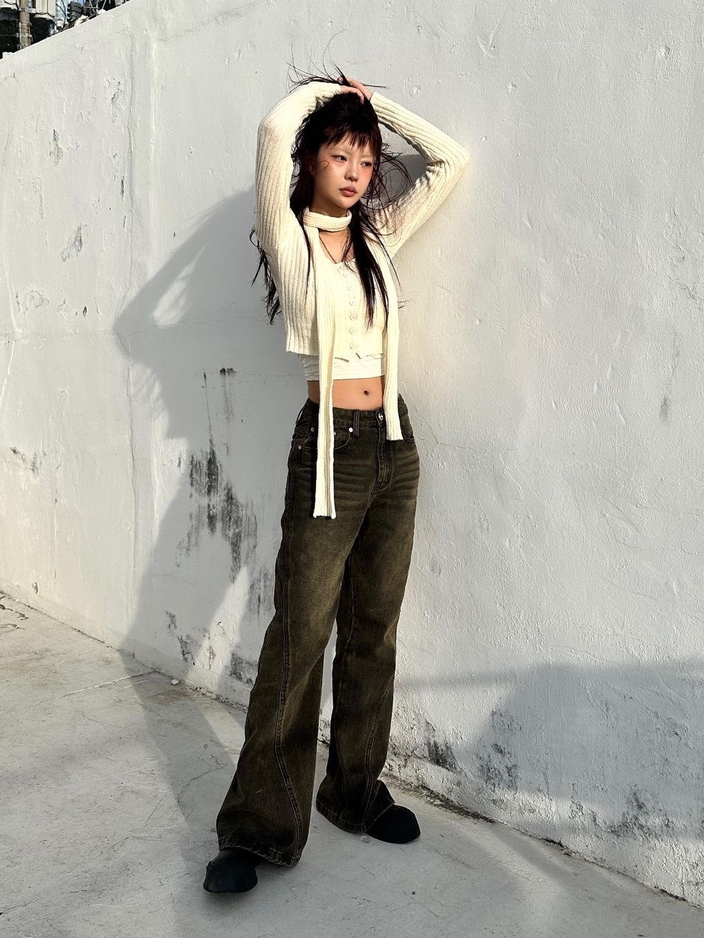 Millo Women Curved Flare Jeans Washed Brown, Millo Women Curved Flare Jeans Vintage Blue 착용 스타일 - 1