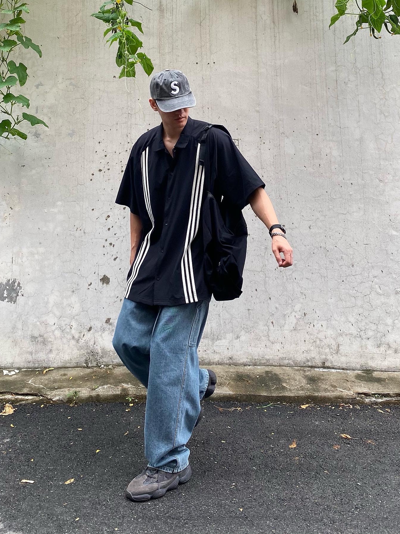 Supreme Pigment Canvas S Logo 6-Panel Black - 23SS, Adidas Yeezy 500 Utility Black 2022/2023 착용 스타일 - 1