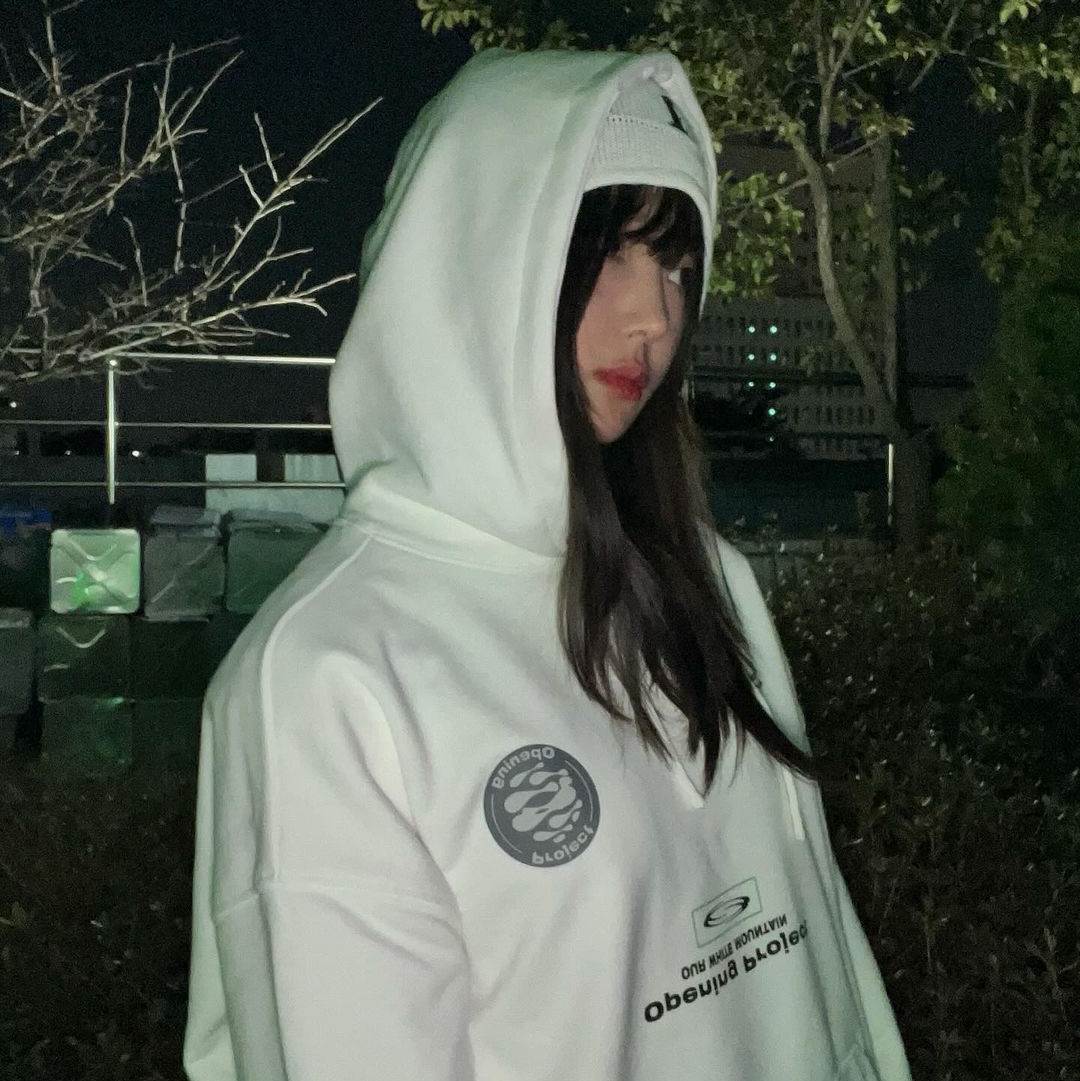 Opening Project Team Play Hoodie White, Opening Project Team Play Hoodie Black 착용 스타일 - 3