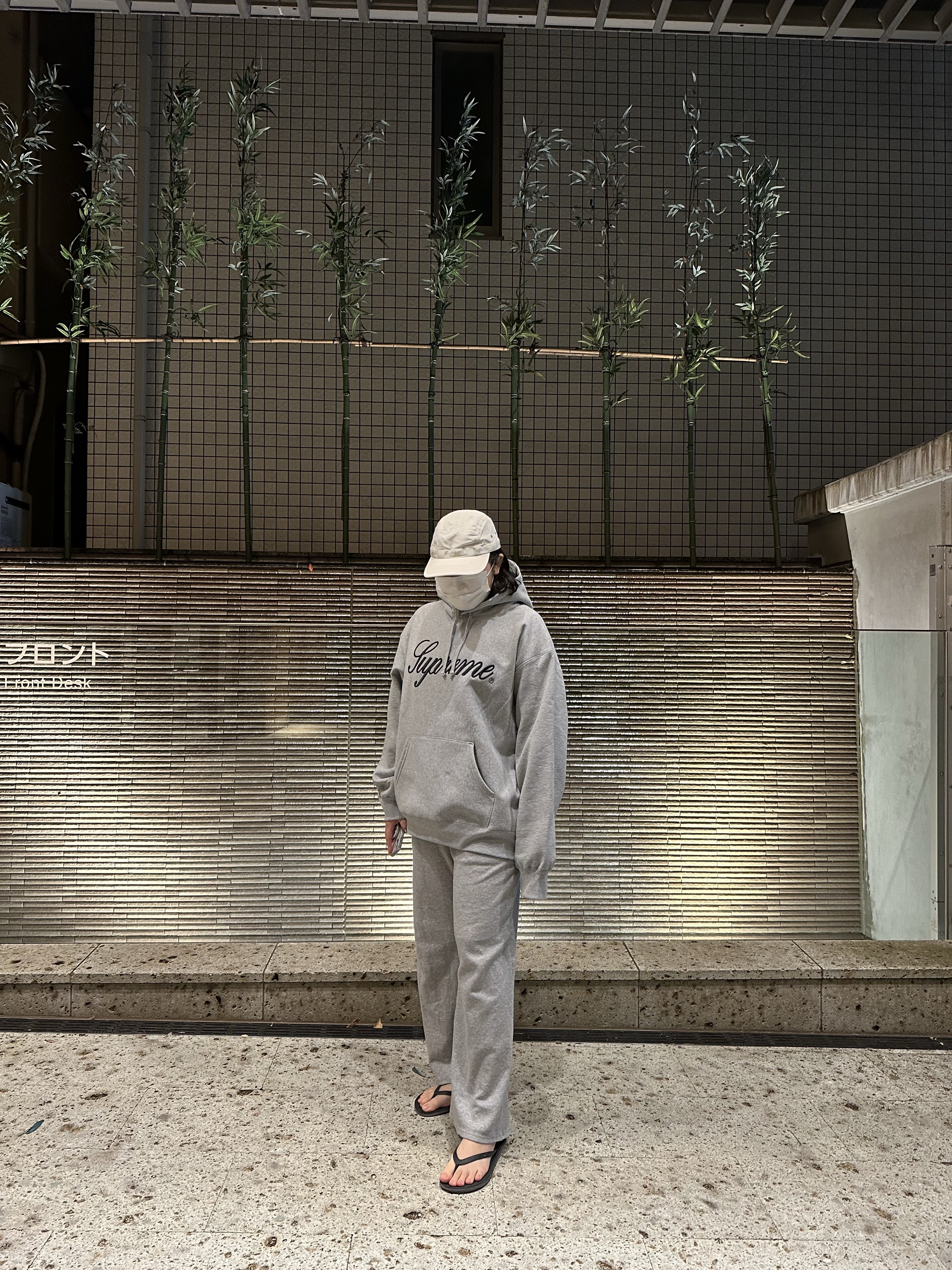 Supreme Raised Script Hooded Sweatshirt Heather Grey - 23FW, Supreme Webbing Camp Cap Stone - 22FW 착용 스타일