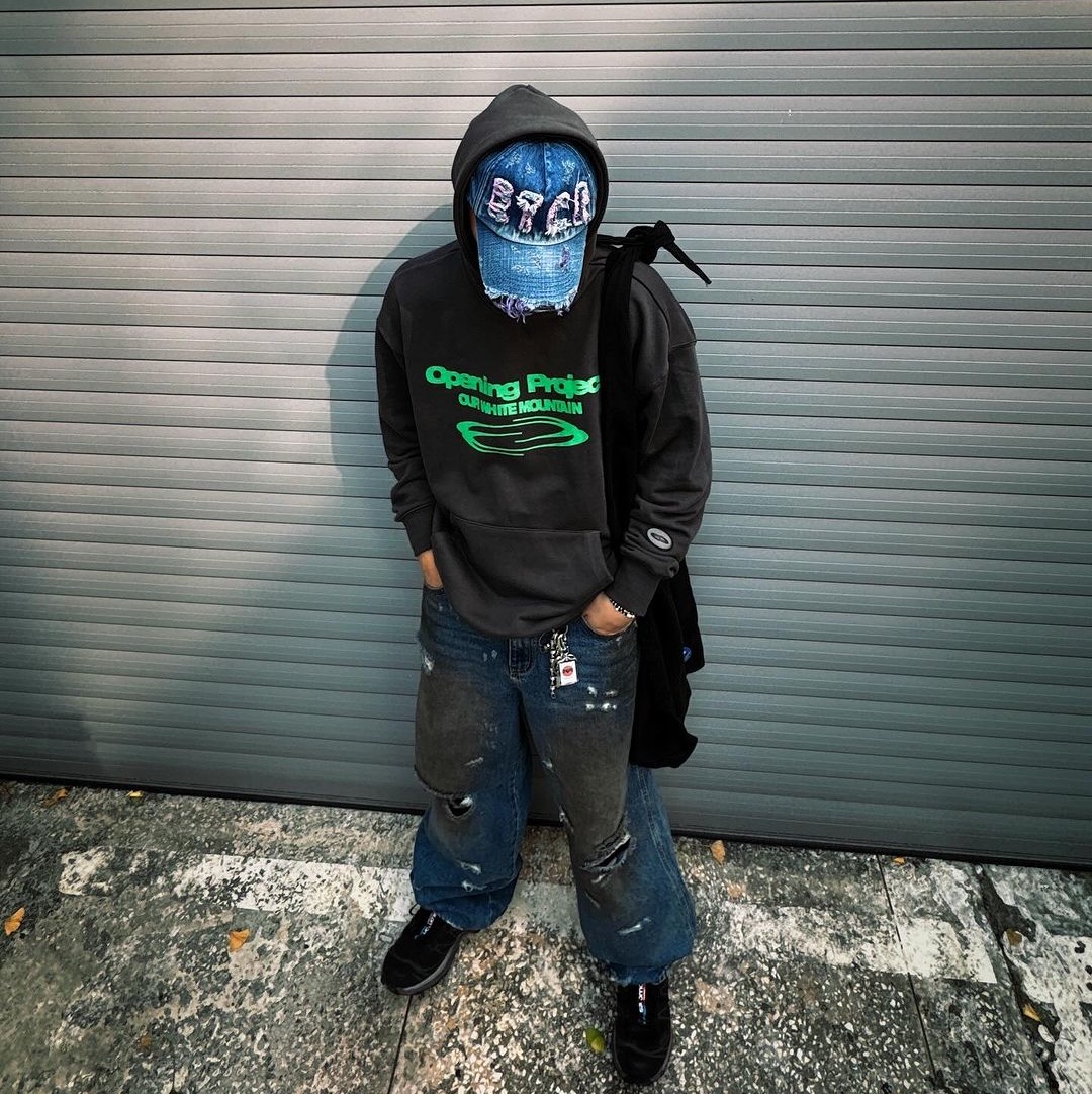 Opening Project Identity Hoodie Charcoal, Opening Project Identity Hoodie Washed Black Blue 착용 스타일 - 4