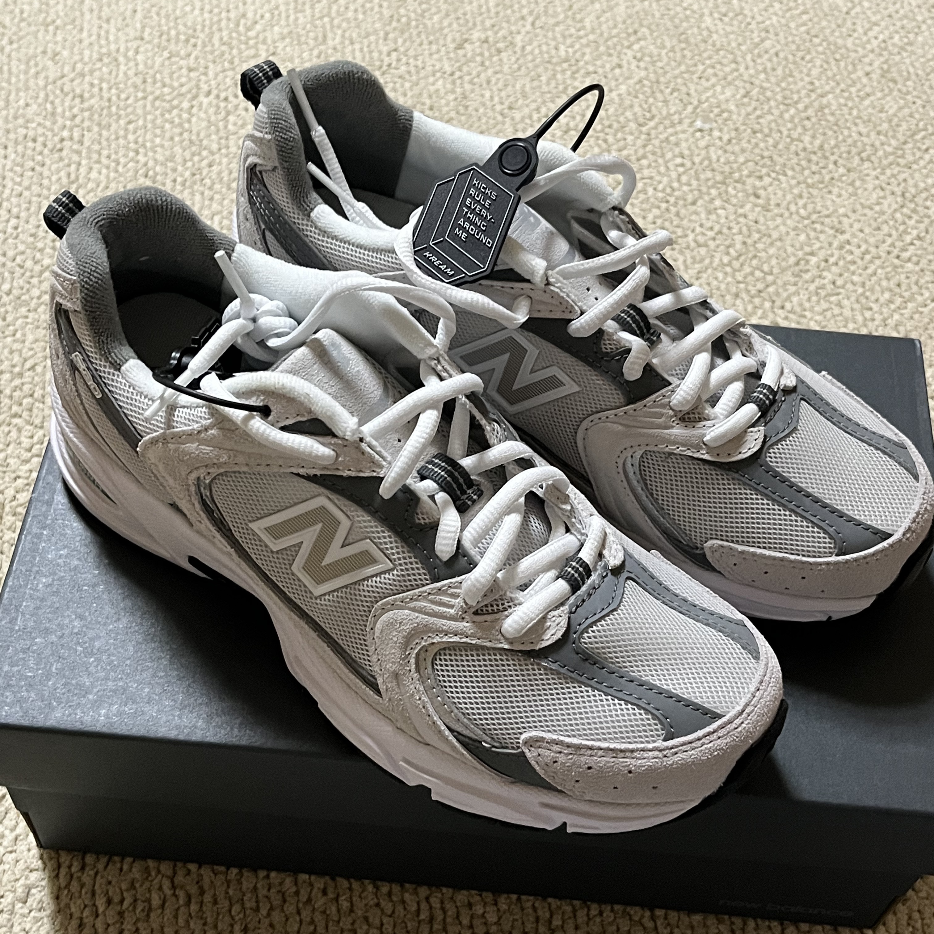 New Balance 530 Classic Grey 착용 스타일 - 1