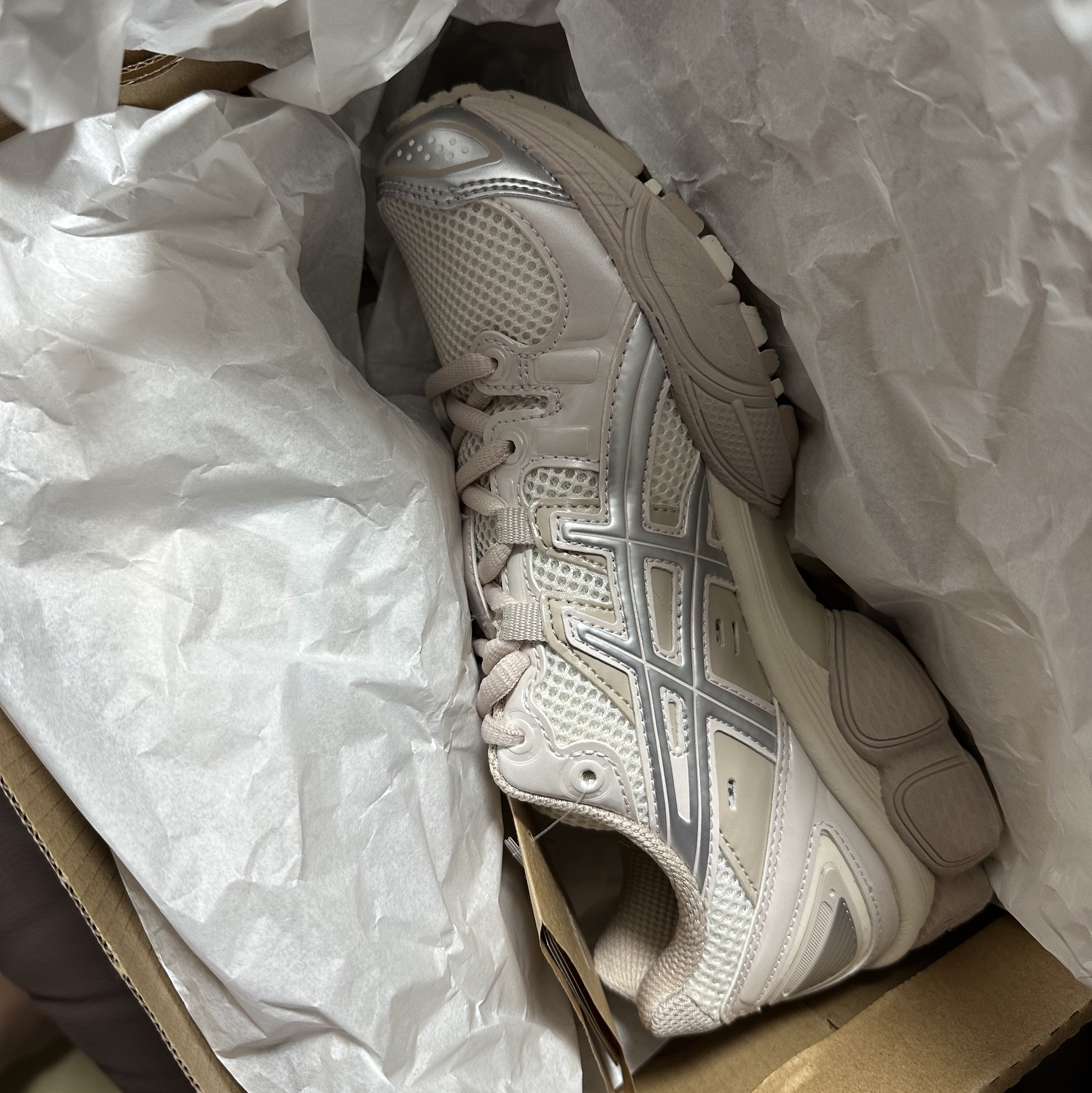 (W) Asics Gel-Nimbus 9 Cream Mineral Beige 착용 스타일
