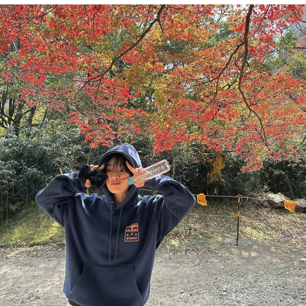 IAB Studio x Obey Eyes Icon Hoodie Oceana 착용 스타일