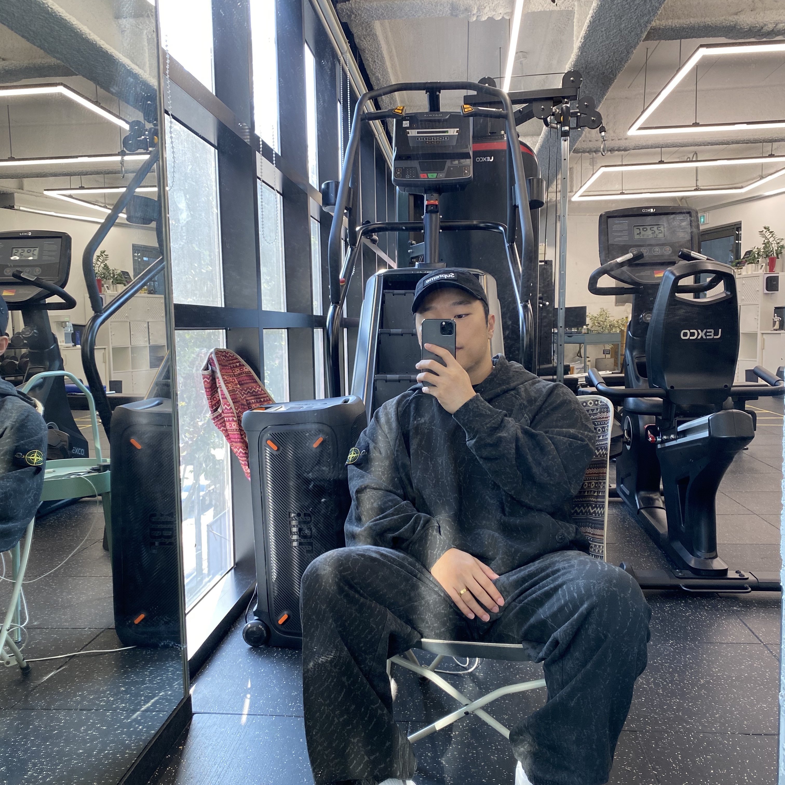 Supreme x Stone Island Hooded Sweatshirt Black - 23FW, Supreme x Stone Island Sweatpant Black - 23FW 착용 스타일 - 1