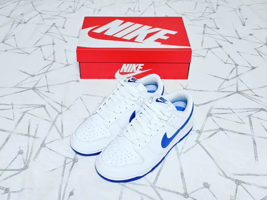 Nike Dunk Low Retro White Hyper Royal 착용 스타일 - 1