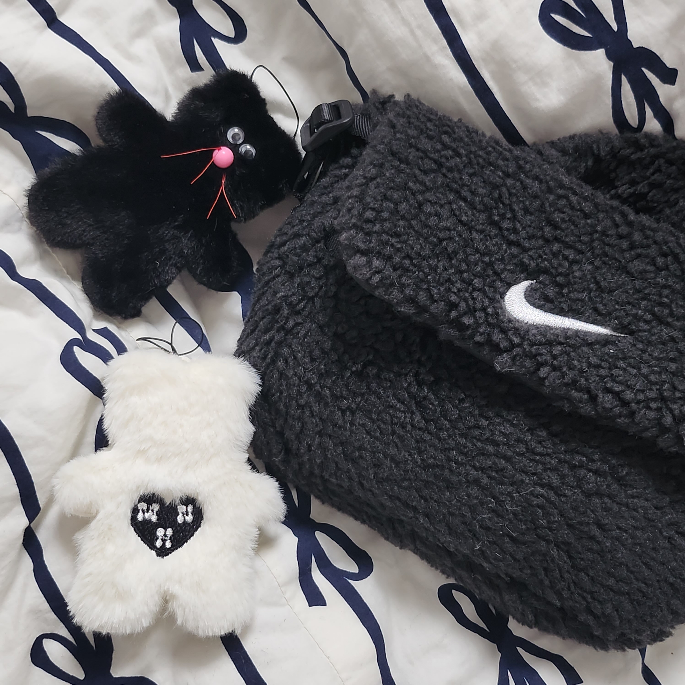 (Kids) Nike NSW Faux Fur Crossbody Bag Black 착용 스타일