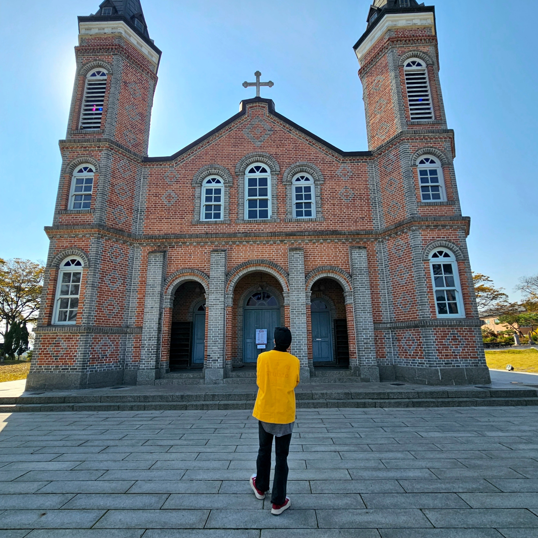 Carhartt WIP x IAB Studio OG Chore Coat Yellow, Peaceminusone Mesh Cap #1 Black 착용 스타일