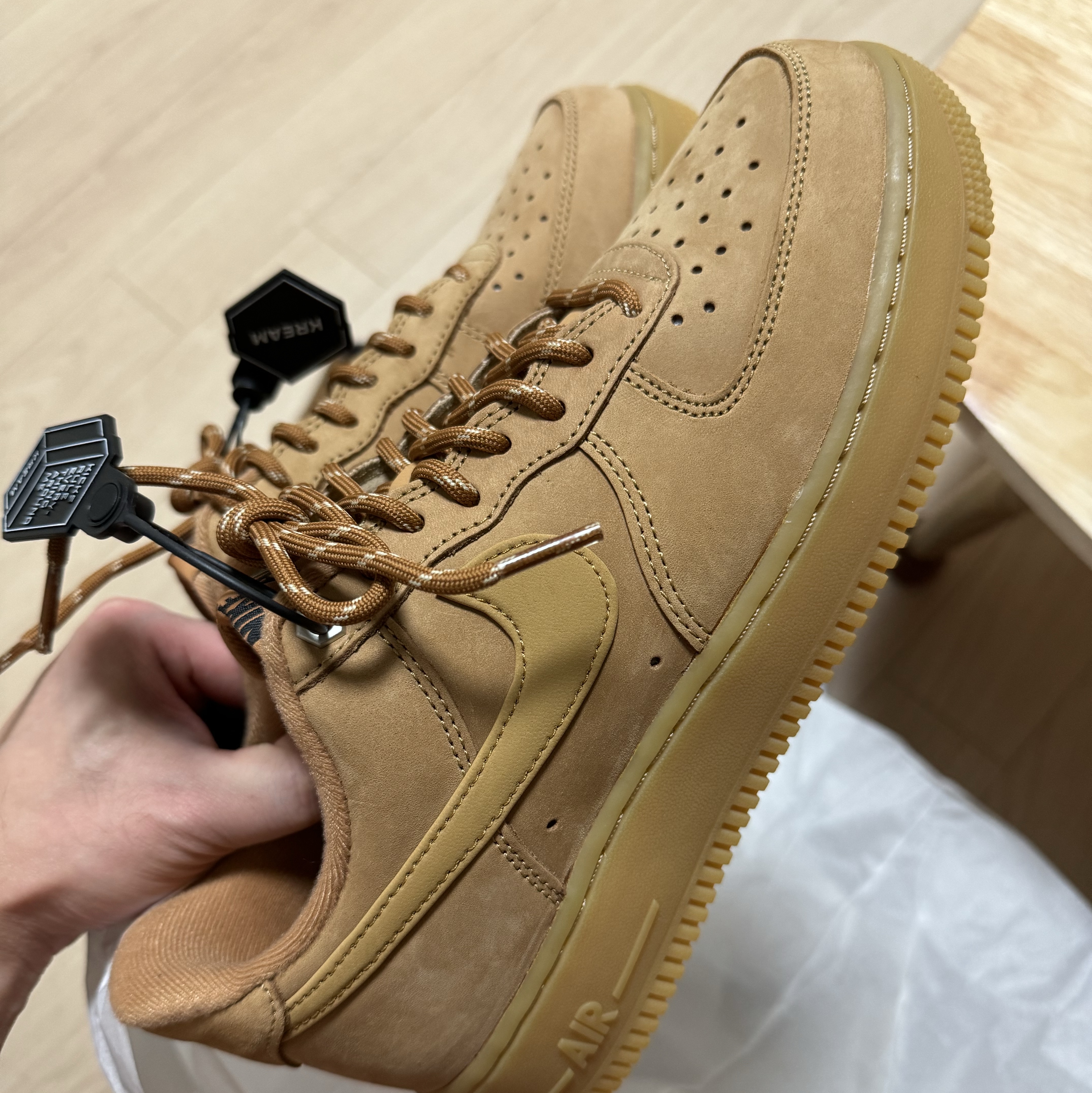 Nike Air Force 1 '07 WB Flax 착용 스타일