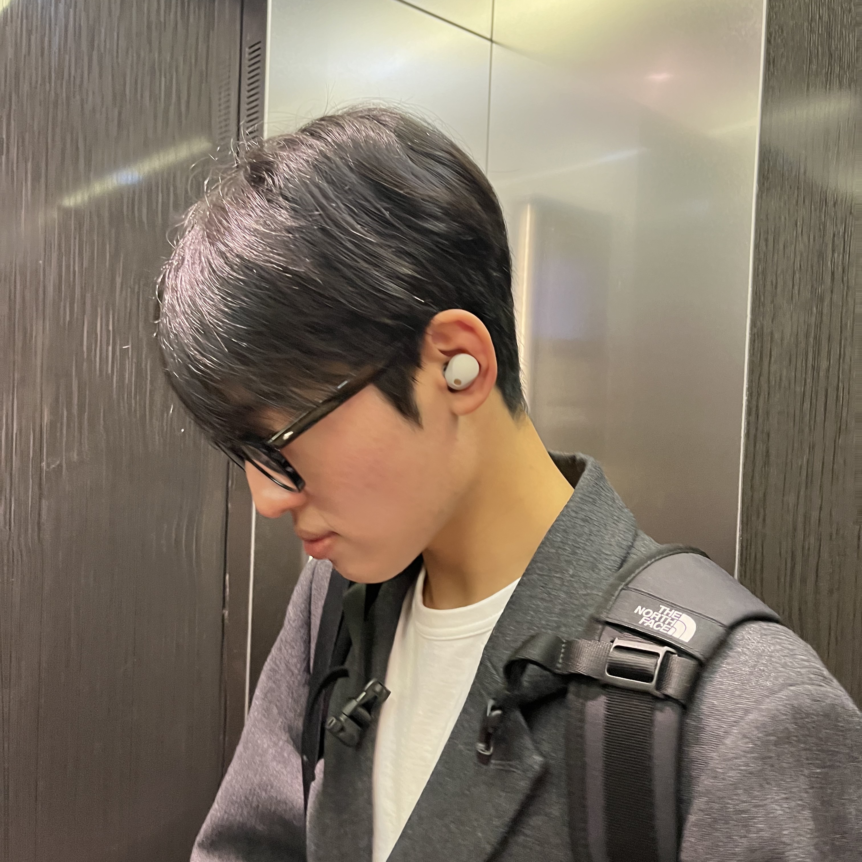[사은품 증정] Sony WF-1000XM5 Platinum Silver (Sony Korea Ver.), Sony WF-1000XM5 Platinum Silver (Korean Ver.) 착용 스타일 - 4