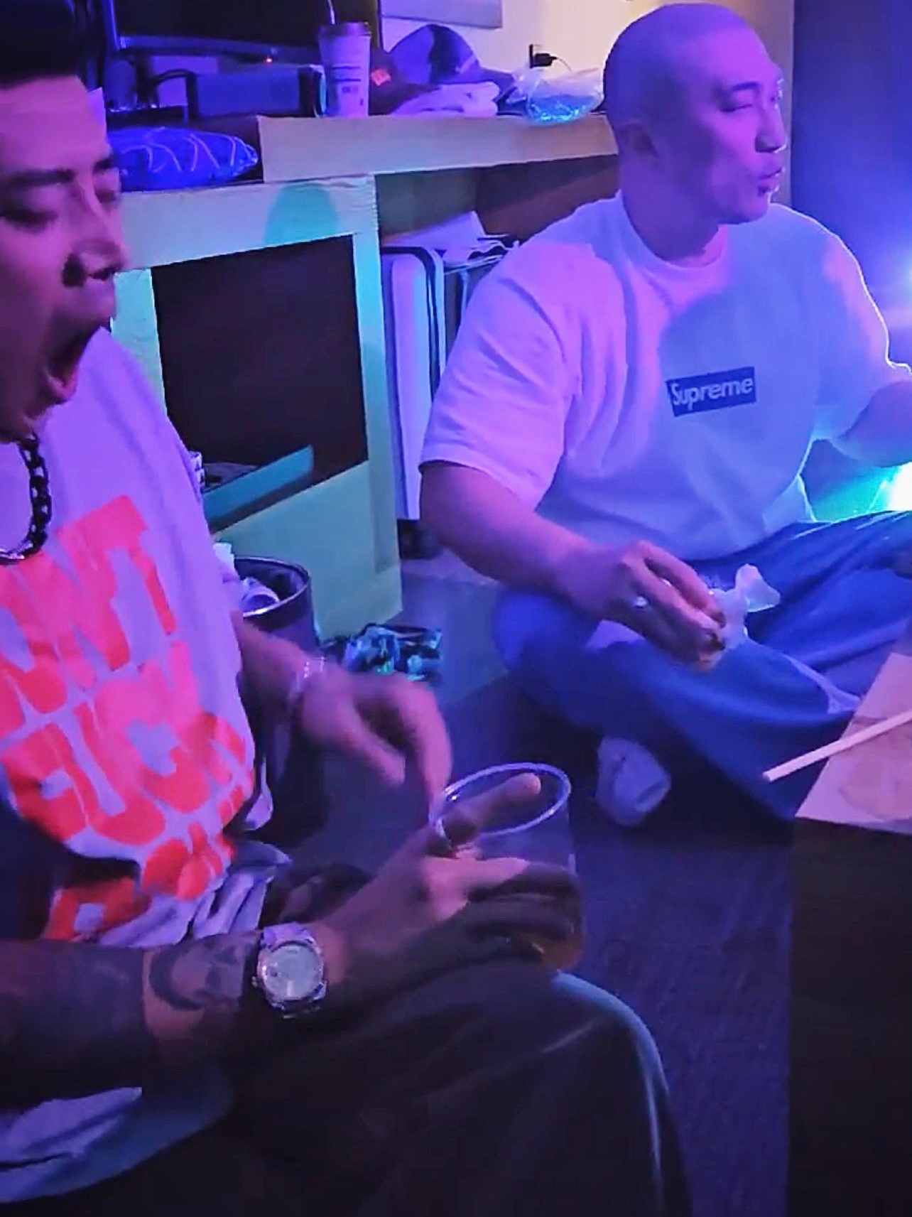 Supreme Don’t Fuck Around T-Shirt Heather Grey - 22FW, Supreme Flocked Regular Jean Gold - 23SS 착용 스타일 - 2