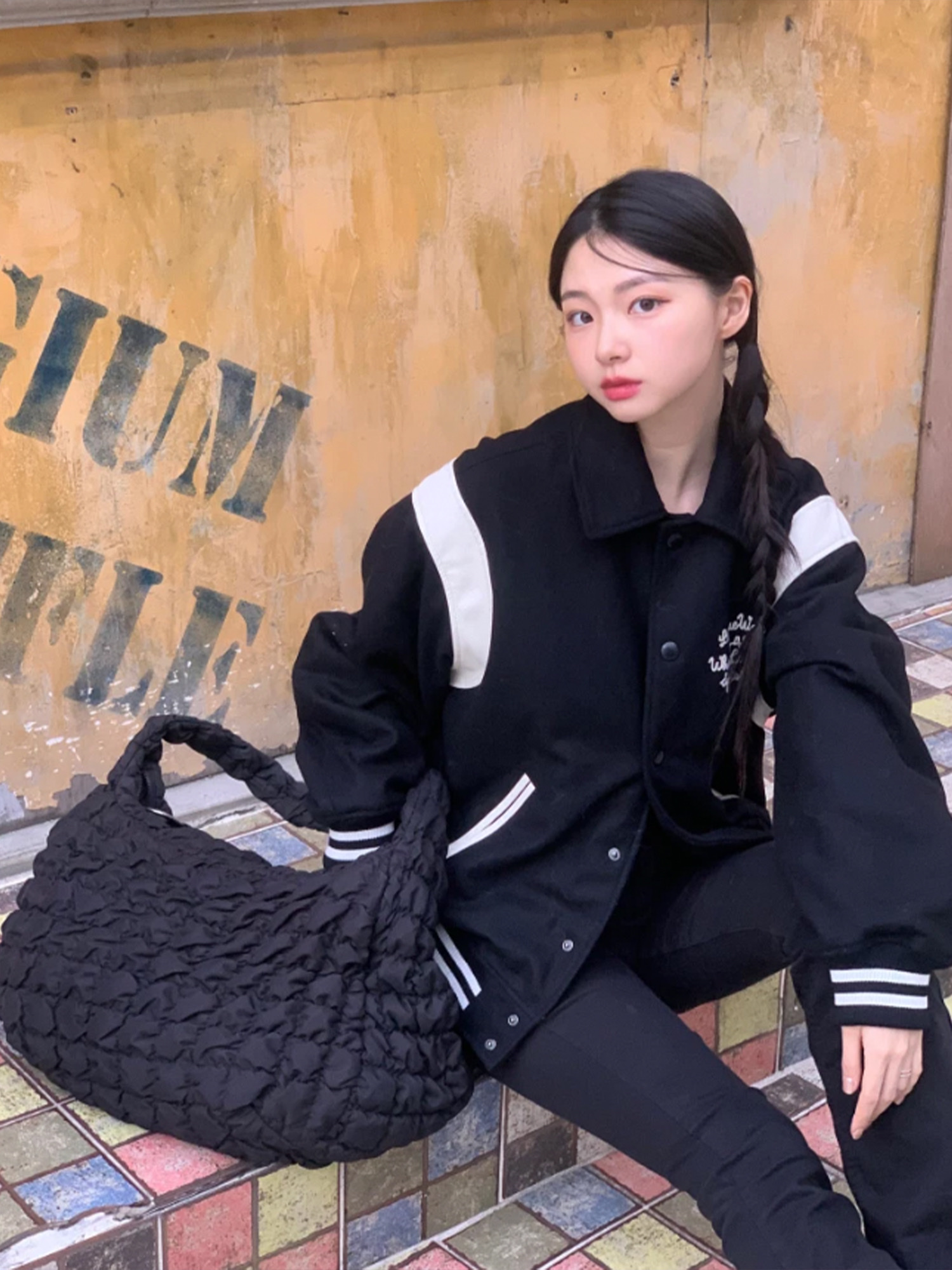 COS Quilted Oversized Shoulder Bag Black, COS Quilted Oversized Shoulder Bag Off White Light Beige 착용 스타일 - 4
