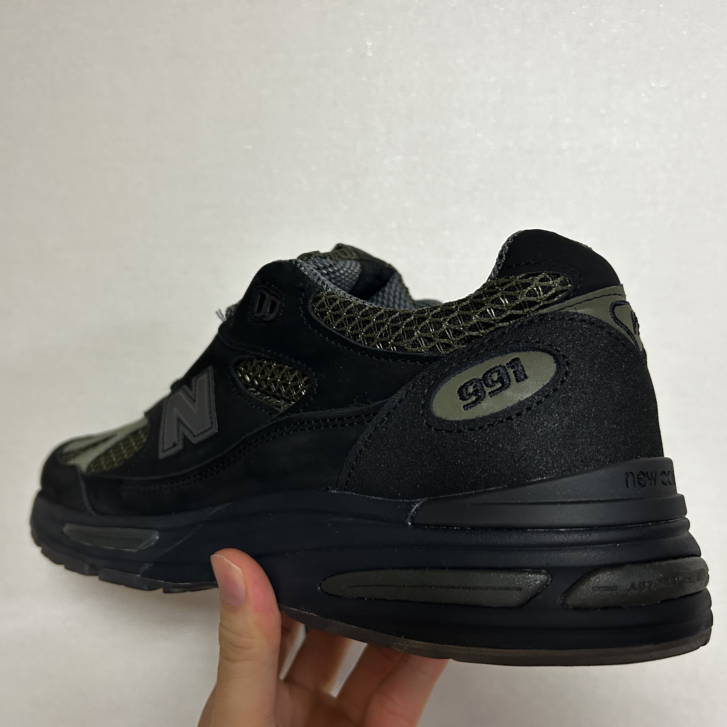 New Balance x Stone Island 991v2 Made in UK Black Olive Night 착용 스타일 - 2