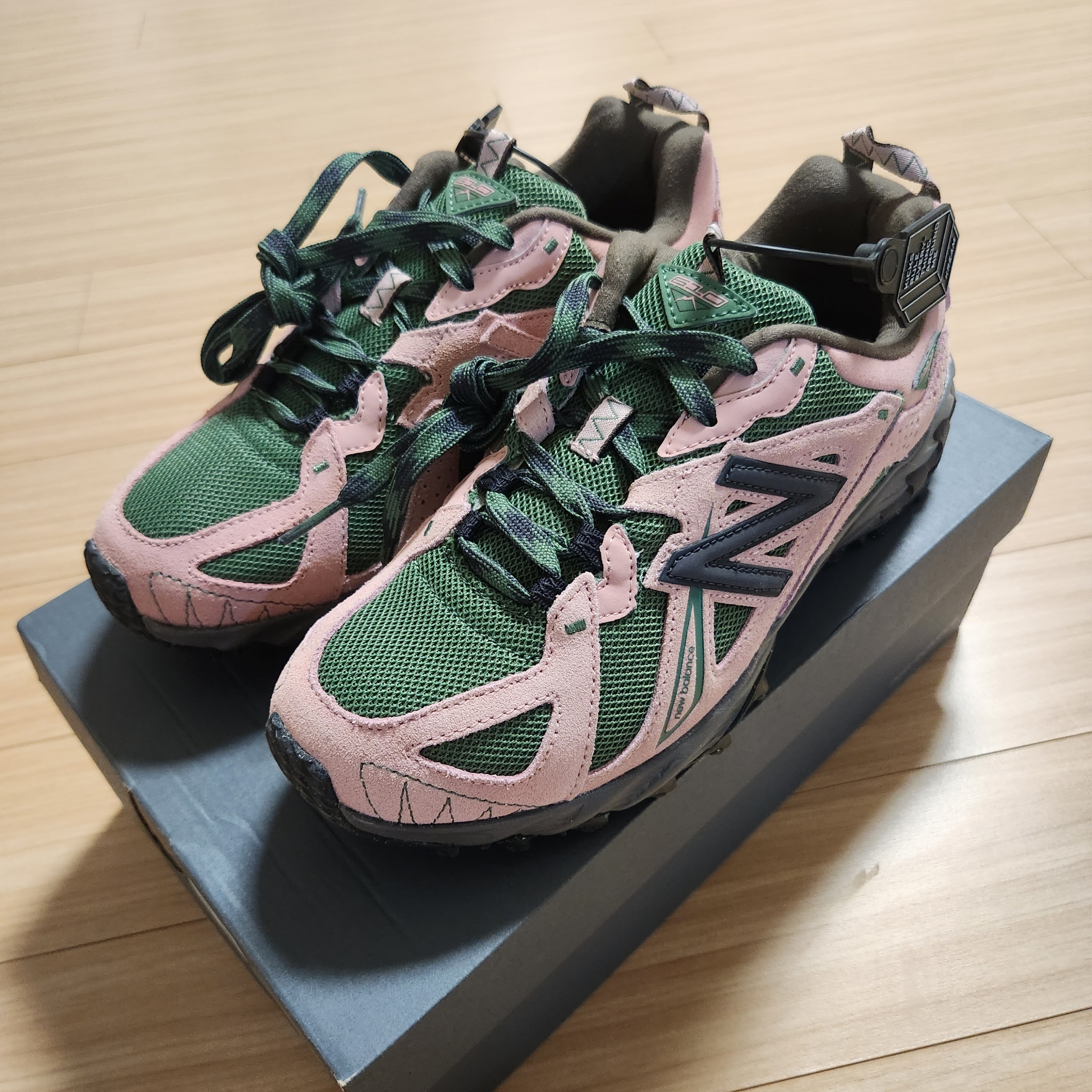 Salomon XT-6 ADV Black, New Balance ML610T Pink Moon - D Standard 착용 스타일 - 2