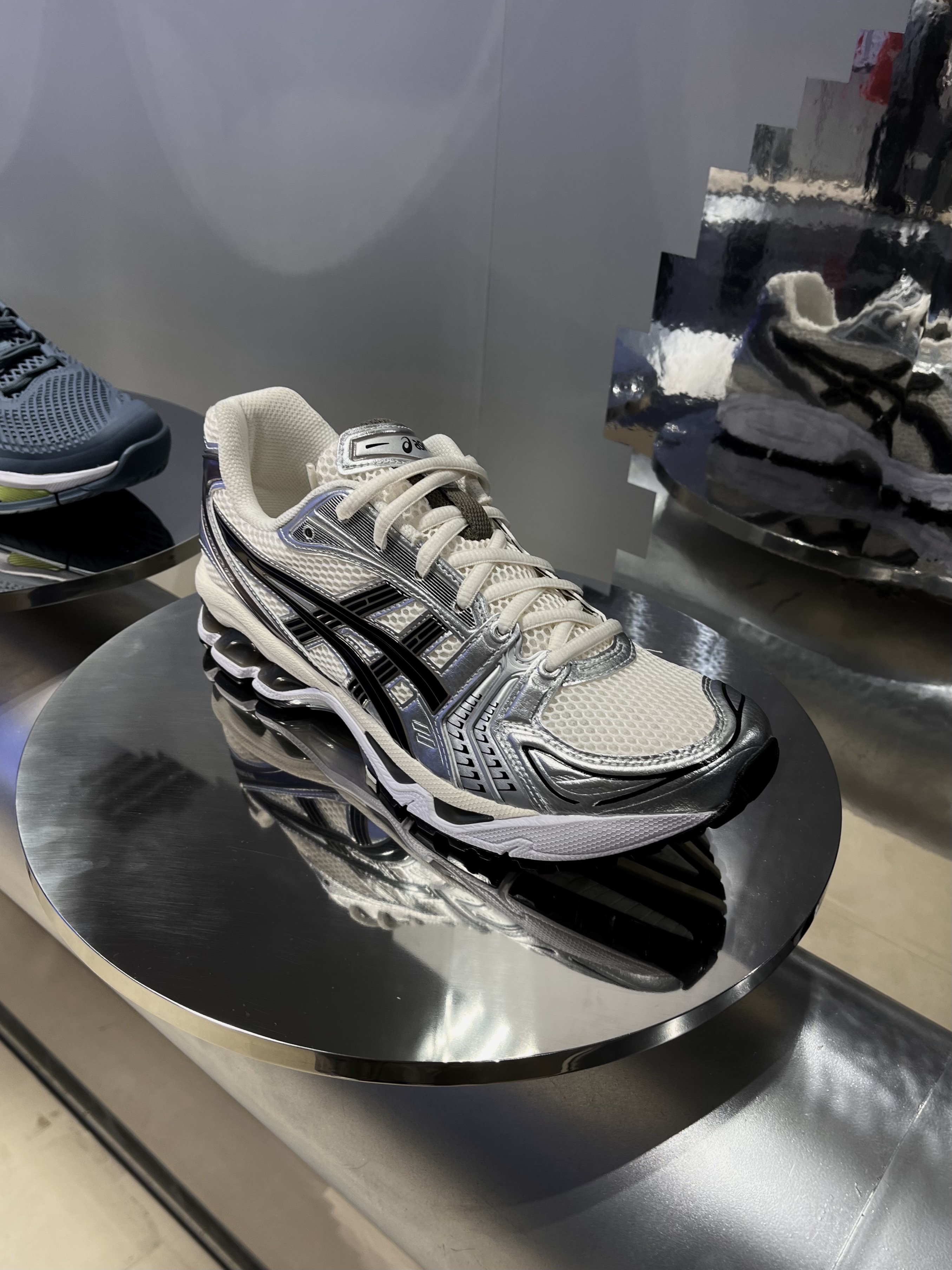 Sansan Gear 2.5L Windblock Jacket Grey  - 23FW, Asics Gel-Kayano 14 Cream Black 착용 스타일 - 3