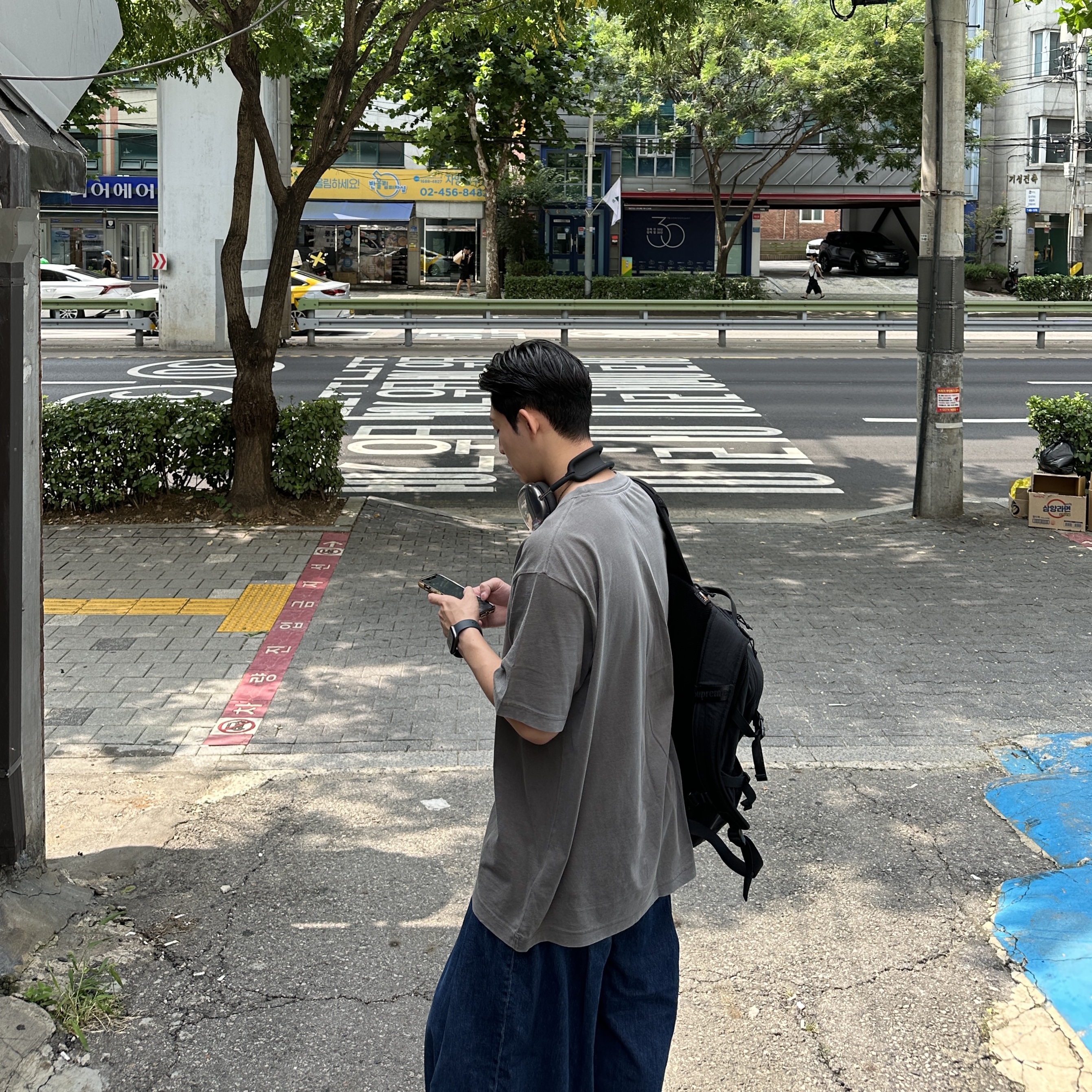 Apple AirPods Max Lightning Space Gray (Korean Ver.), Supreme Backpack Black - 20FW 착용 스타일
