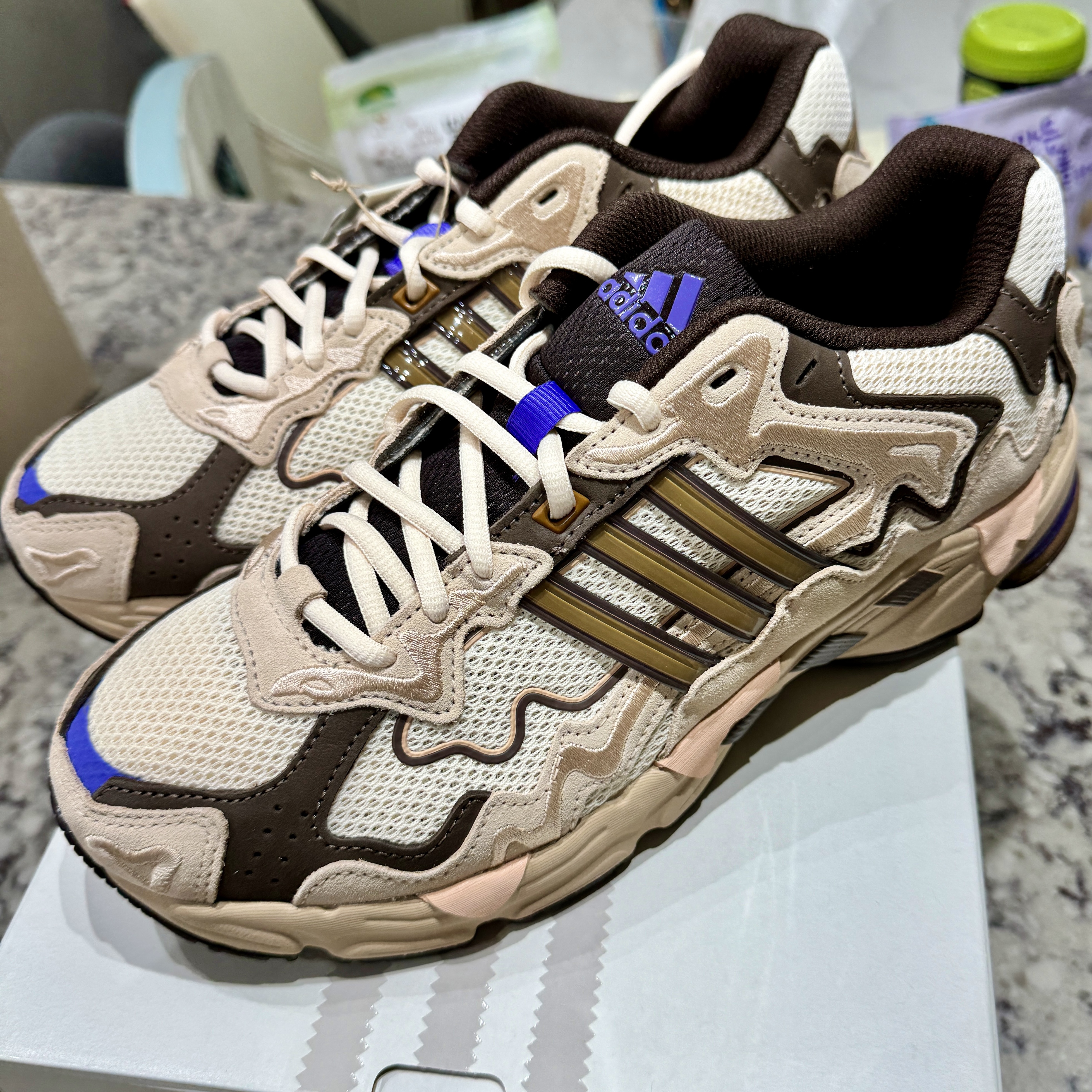 Adidas x Bad Bunny Response CL Ecru Tint 착용 스타일 - 1