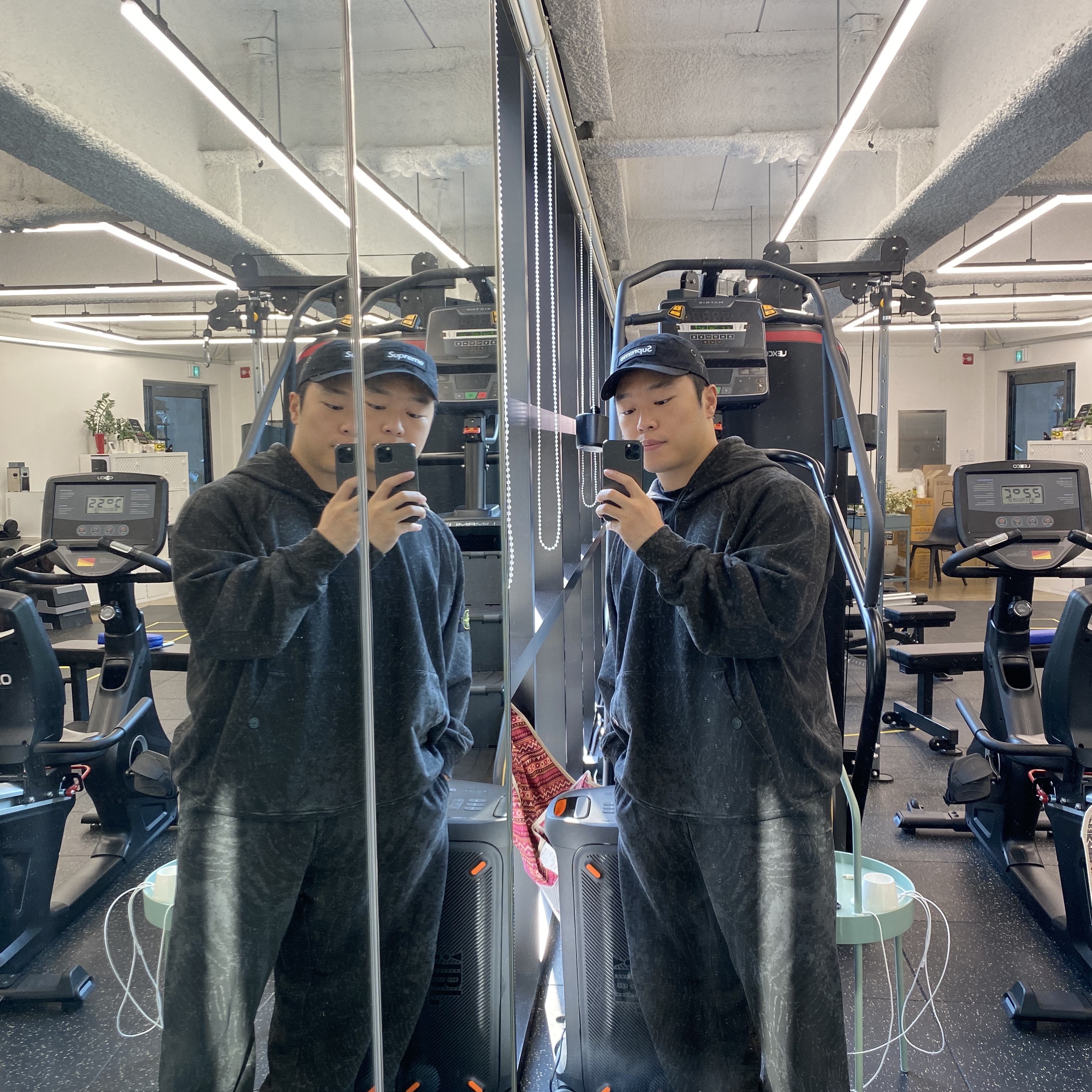 Supreme x Stone Island Hooded Sweatshirt Black - 23FW, Supreme x Stone Island Sweatpant Black - 23FW 착용 스타일 - 2