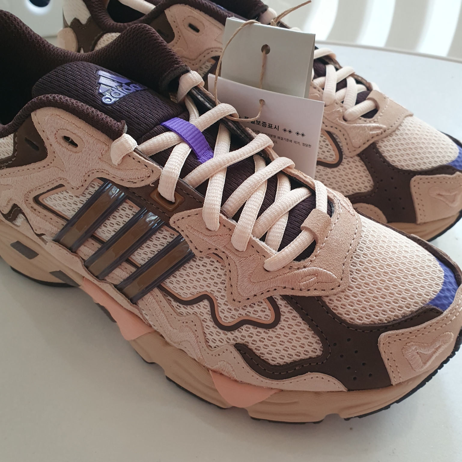 Adidas x Bad Bunny Response CL Ecru Tint 착용 스타일
