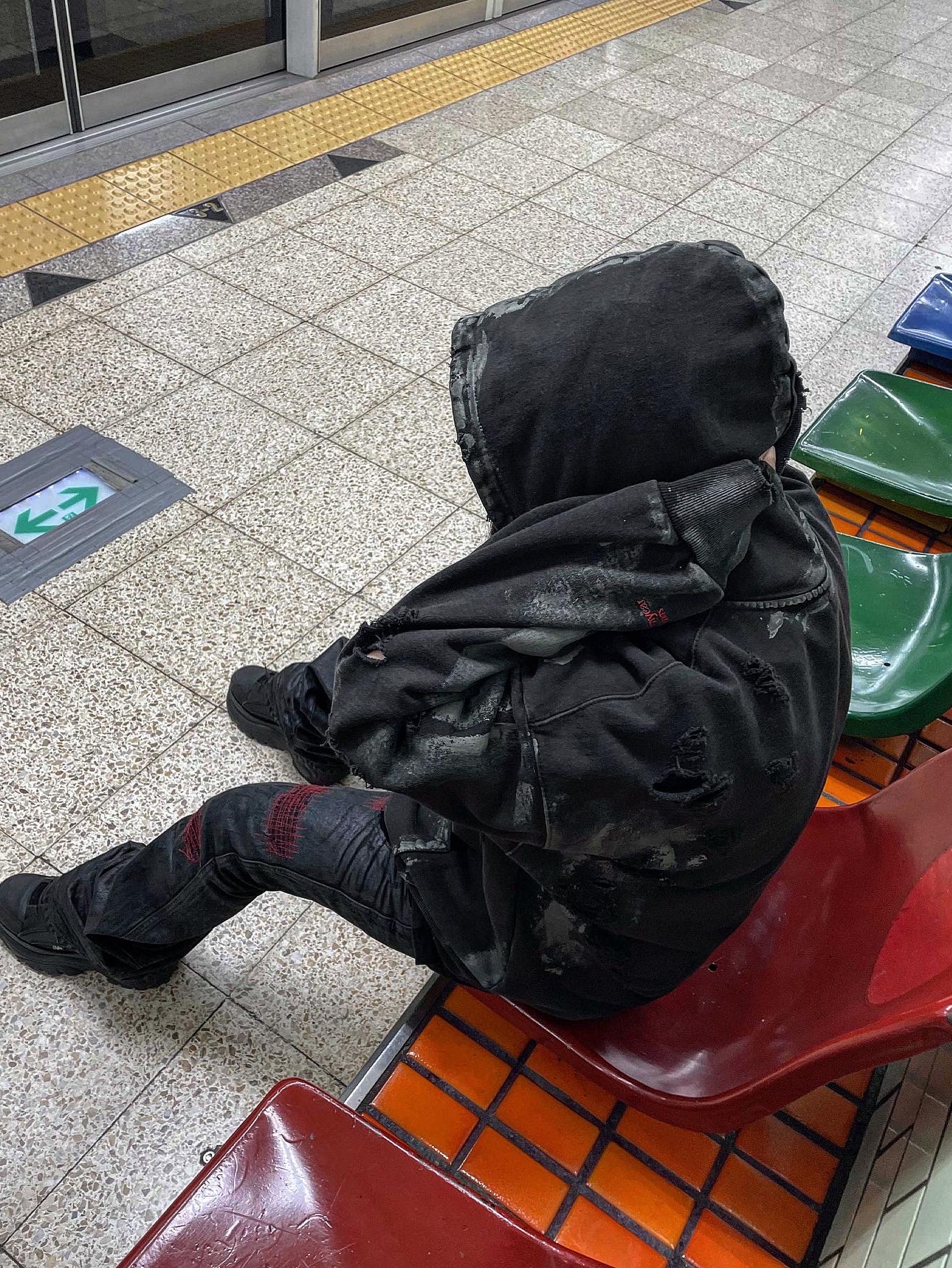 Undermycar Sepultura Damage Washed Hood Rubber Dirty Coated - 23SS, Undermycar x Emostanceclub Emoun Destroyed Cowhide Suede Red Stitch Denim Toreador - 23FW 착용 스타일 - 3