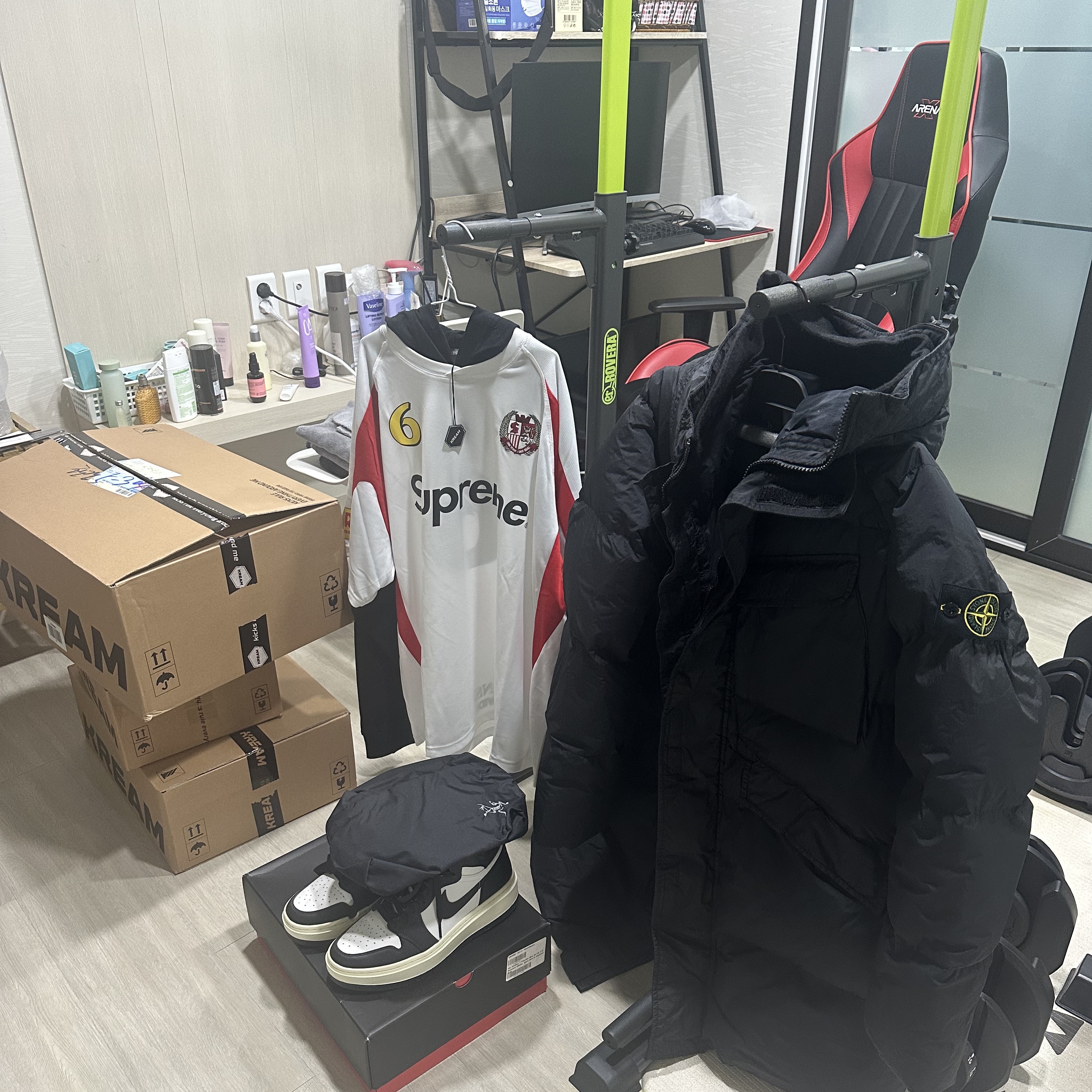 Stone Island 70123 Crinkle Reps Hooded Long Down Jacket Black - 22FW, Supreme Hooded Soccer Jersey White - 23FW 착용 스타일