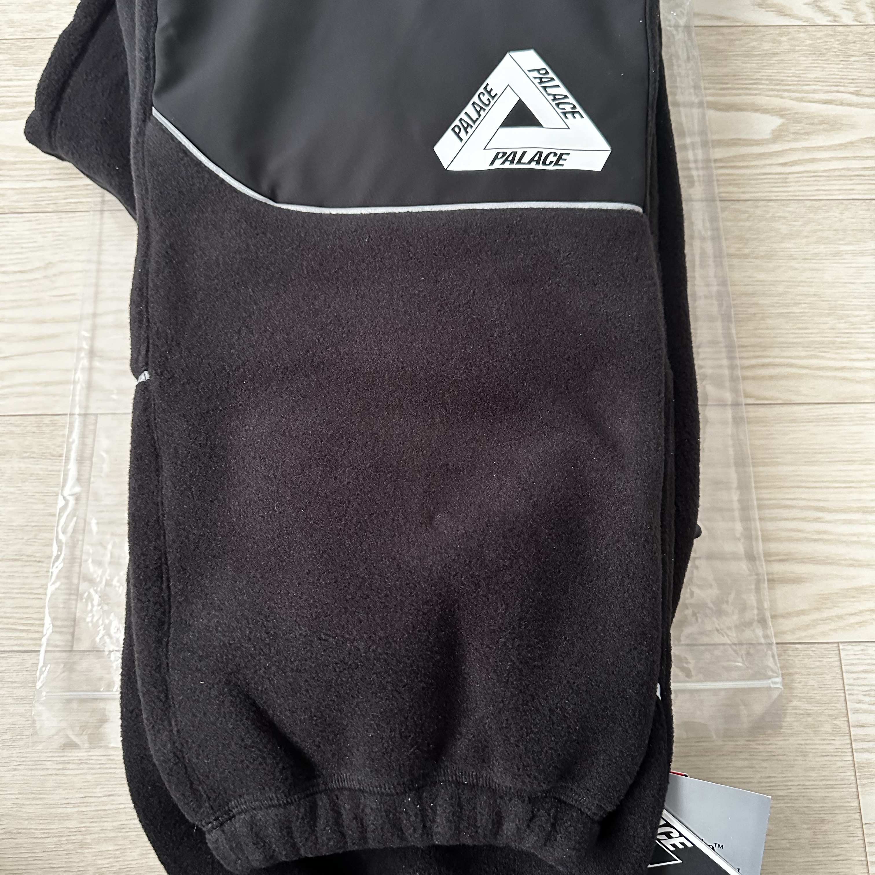 Palace Polartec 3M Jogger Black - 23FW, Palace Cordura Eco Hex Ripstop Shoulder Bag Slate Grey - 23FW 착용 스타일 - 1