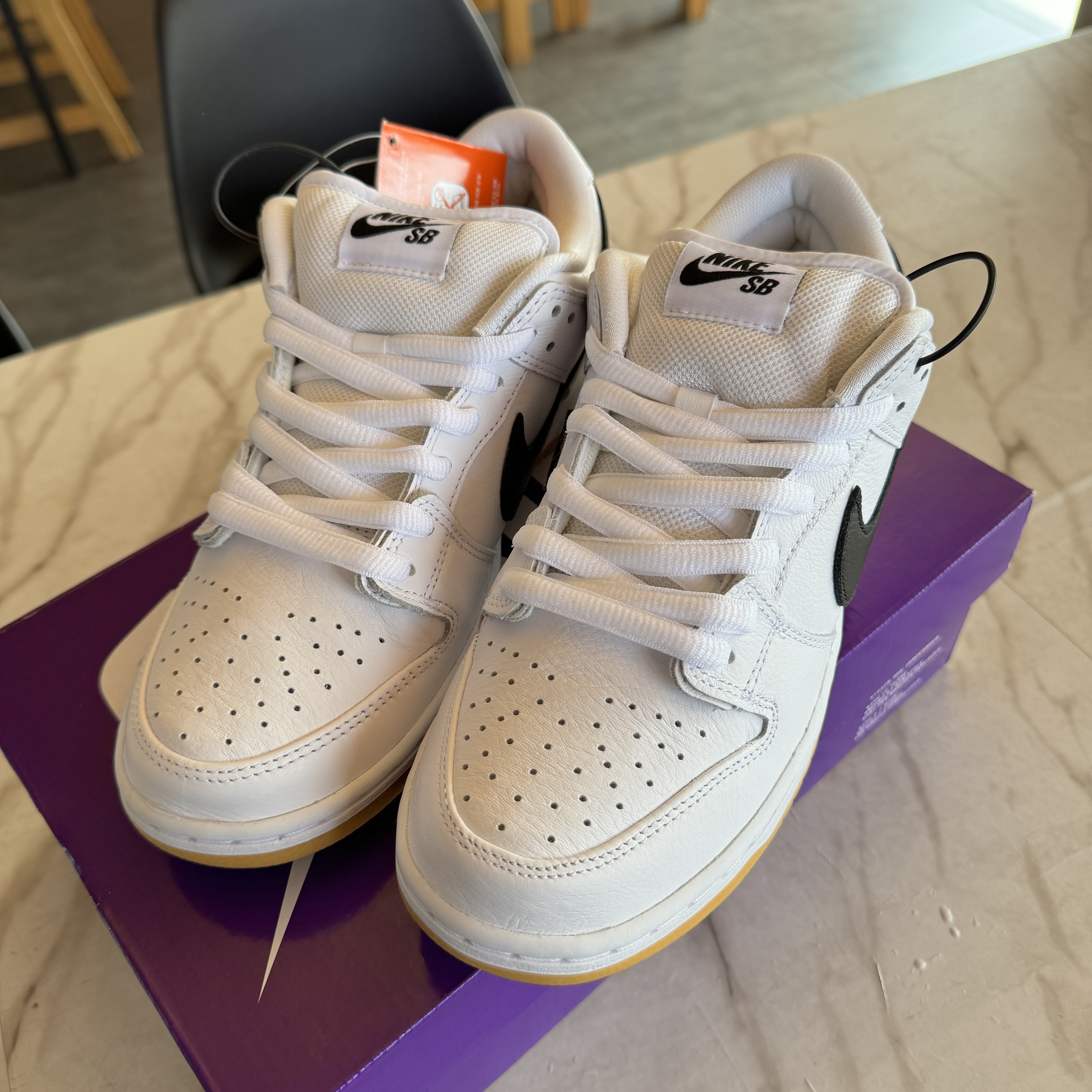 Nike SB Dunk Low Pro White and Gum Light Brown 착용 스타일 - 2