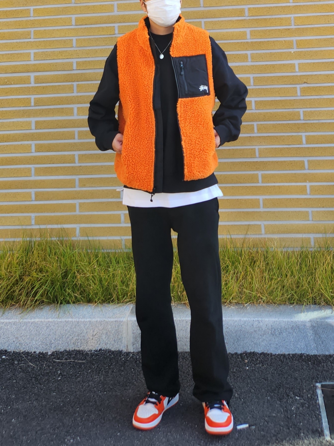 Jordan 1 Low OG Starfish, Stussy Sherpa Reversible Vest Tangerine 착용 스타일