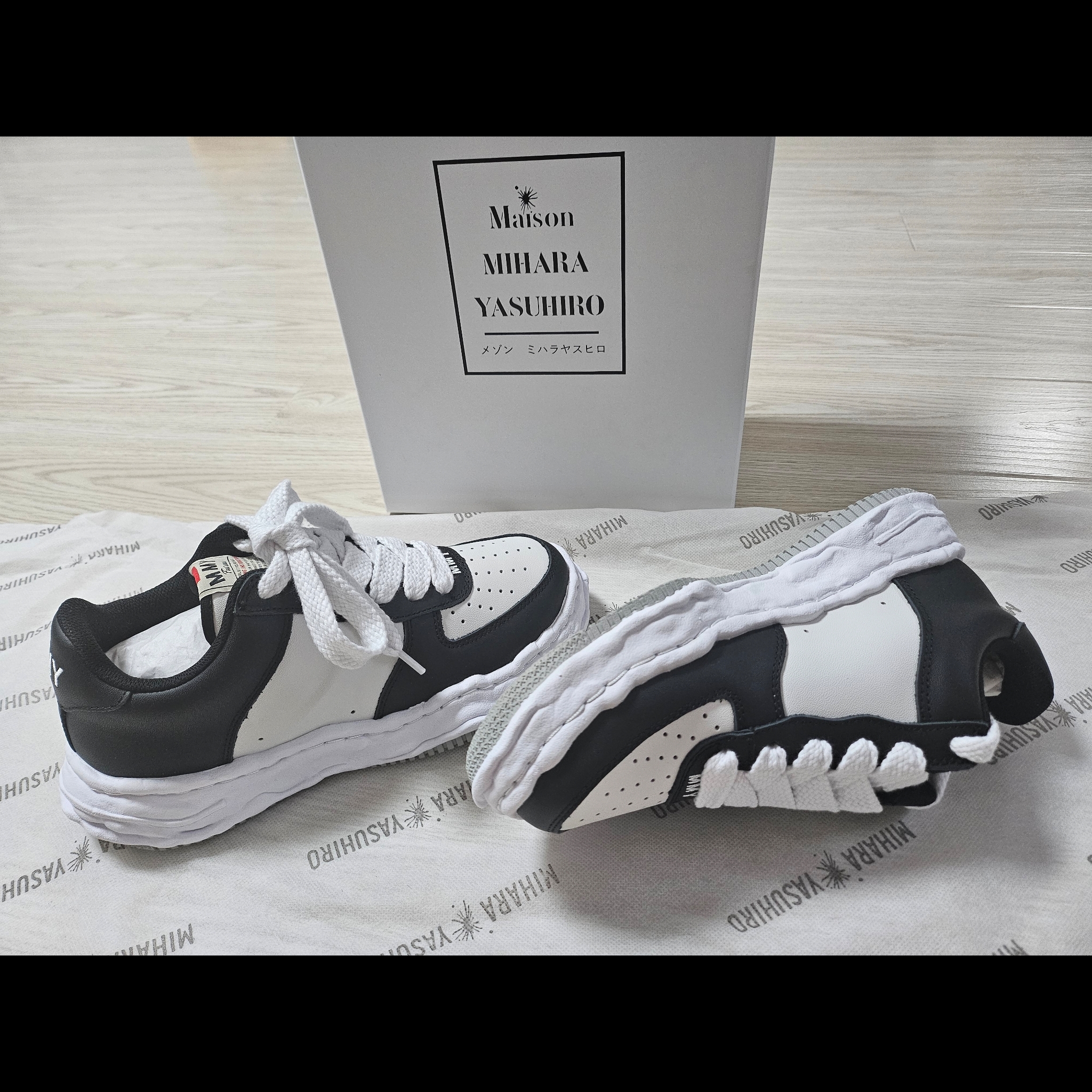 Maison Mihara Yasuhiro Wayne OG Sole Leather Low-top Sneakers Black White 착용 스타일 - 1