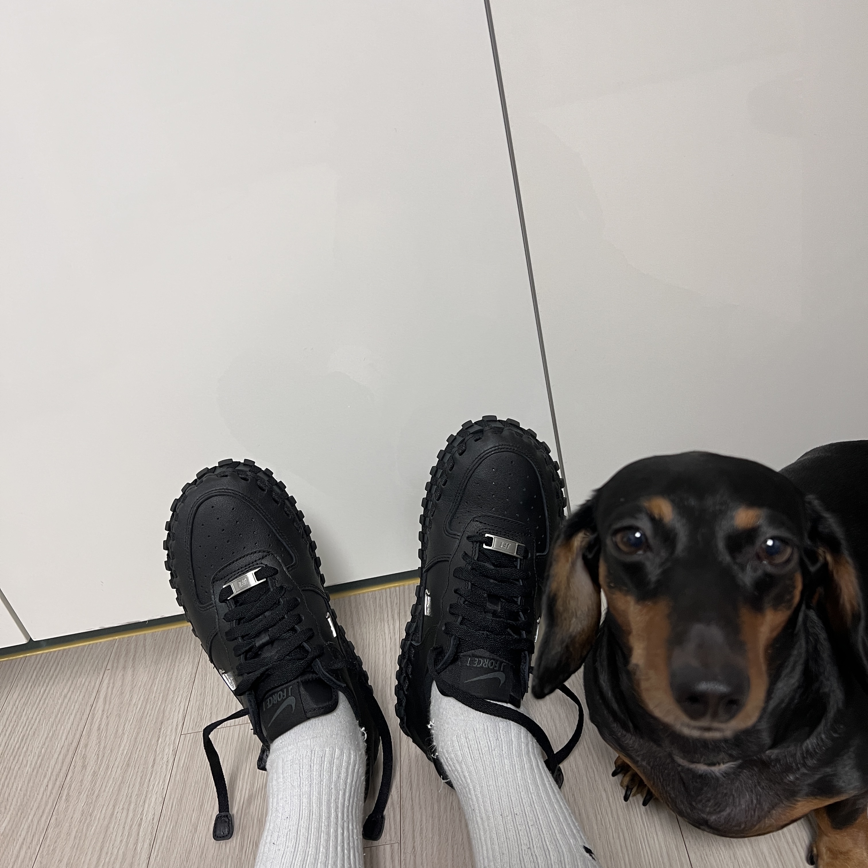 Nike x Jacquemus J Force 1 Low LX SP Black 착용 스타일 - 2