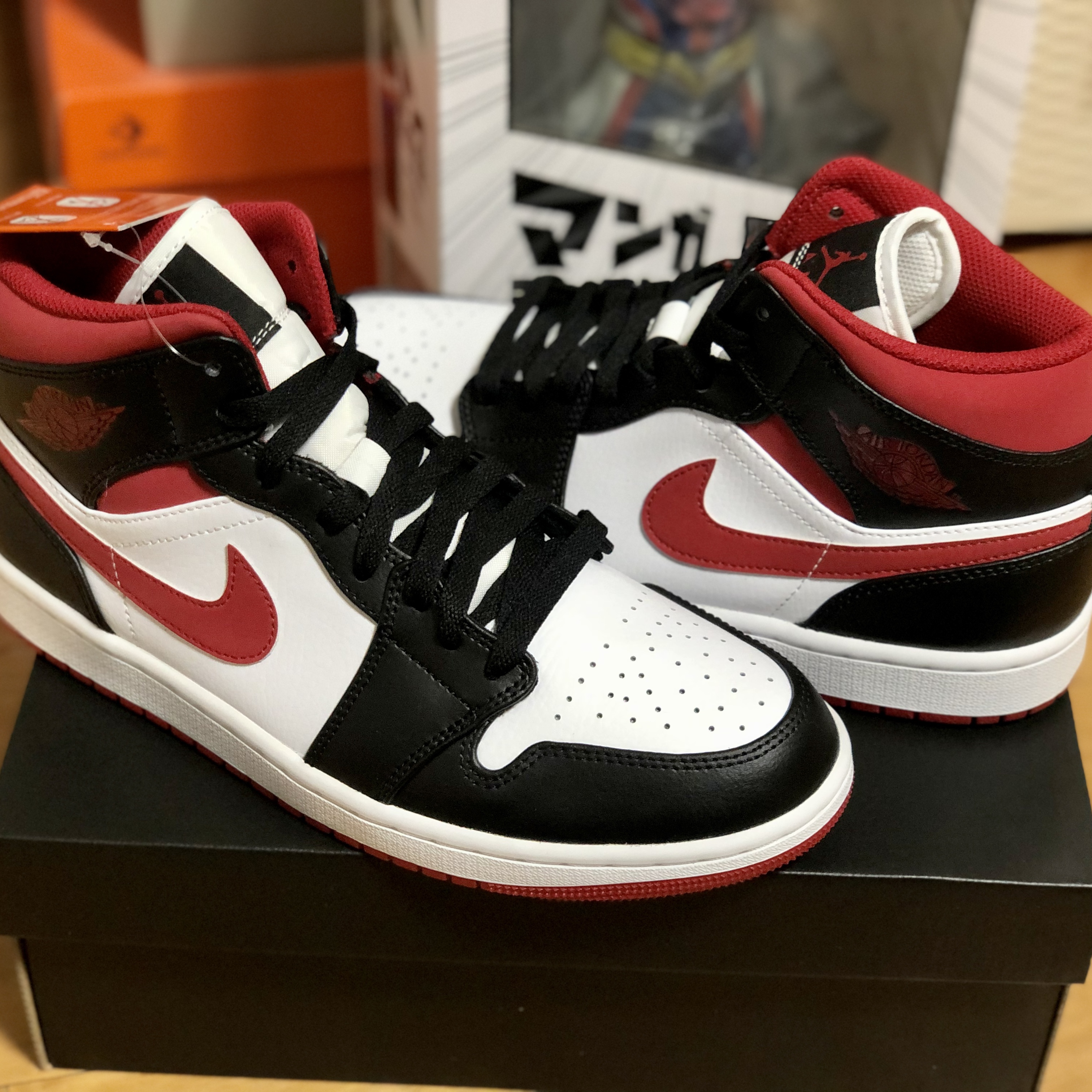 Jordan 1 Mid Gym Red Black White 착용 스타일 - 3