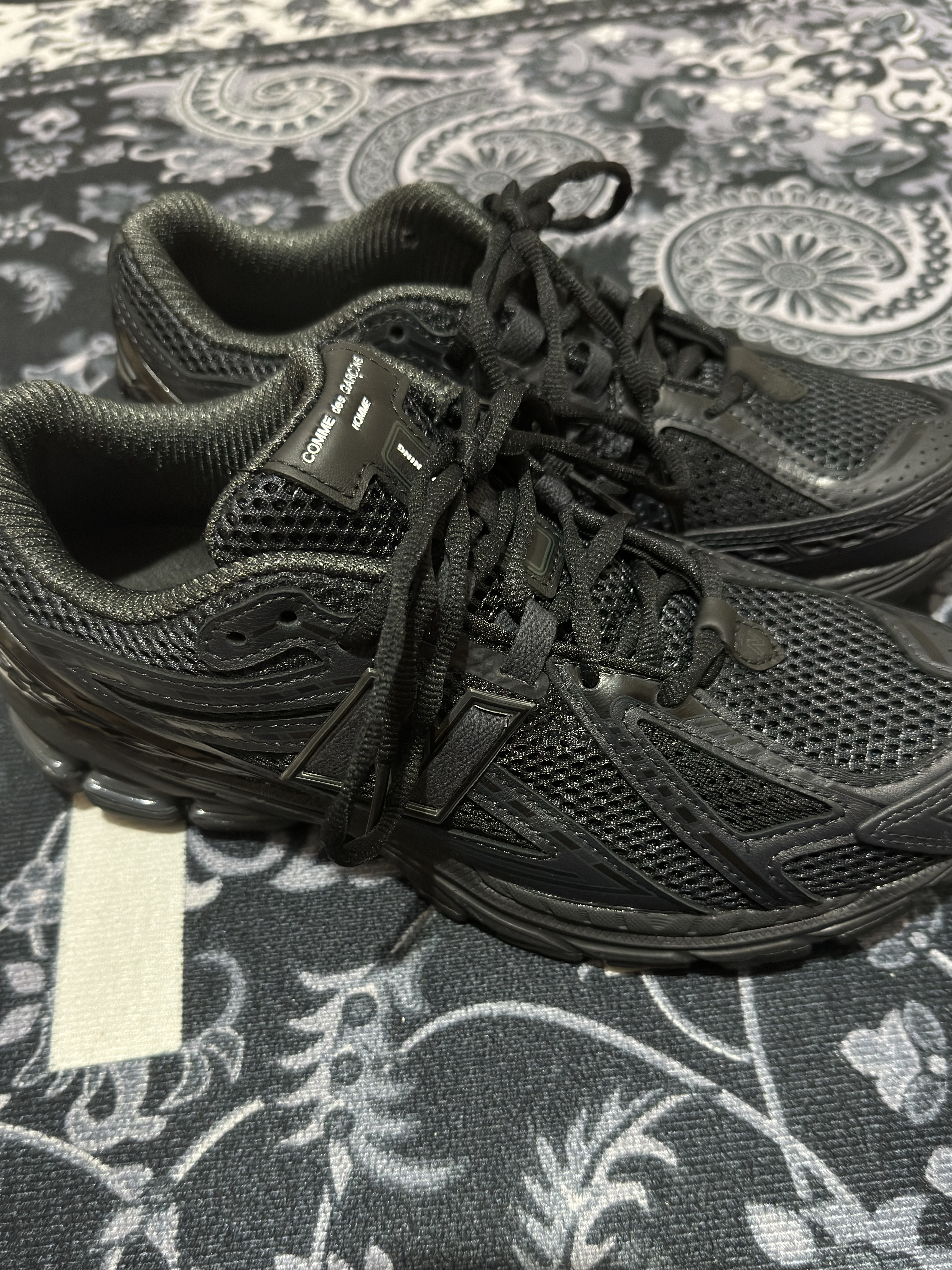 New Balance x Comme des Garcons Homme 1906R Black 착용 스타일 - 1