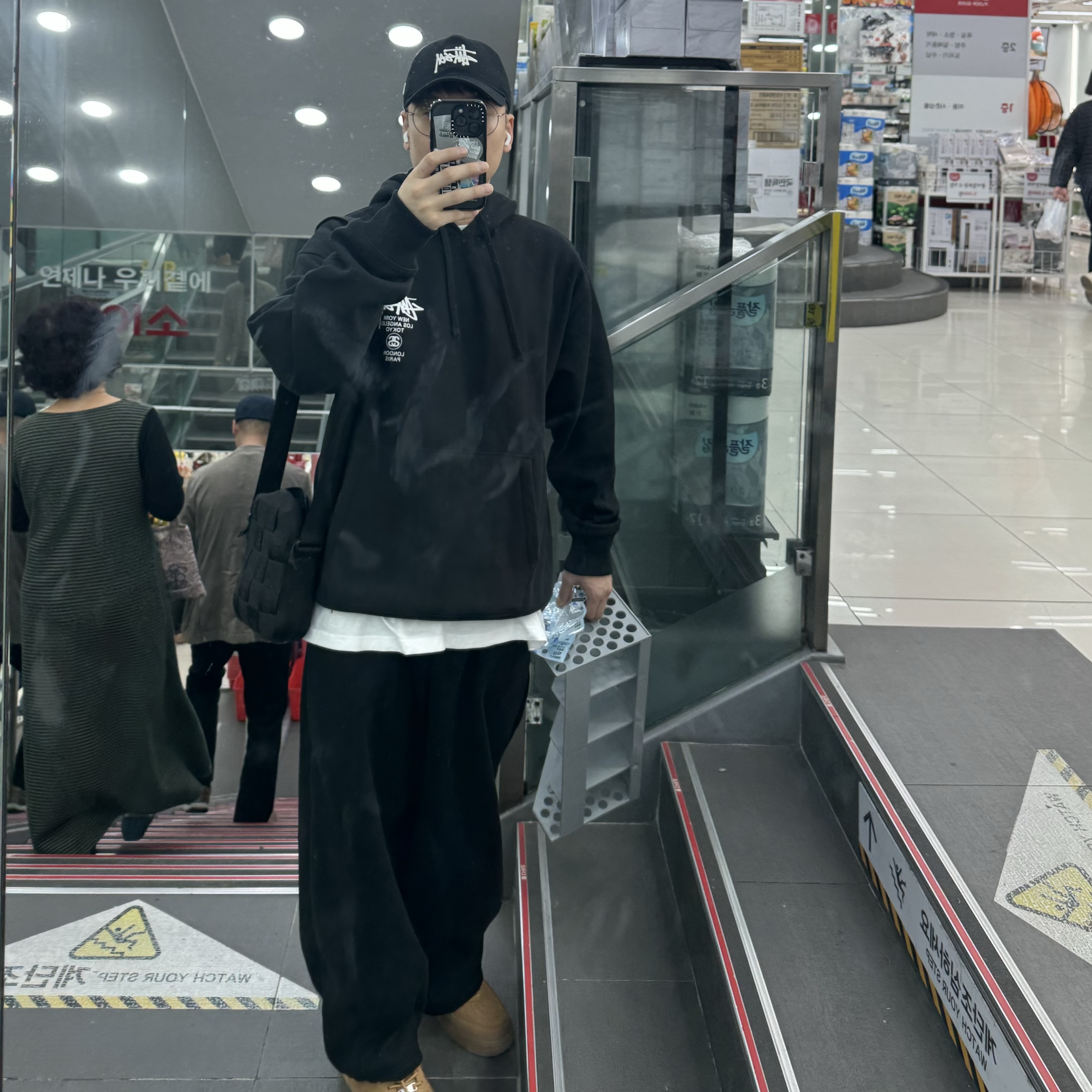 Stussy World Tour Hoodie Black 2023 착용 스타일