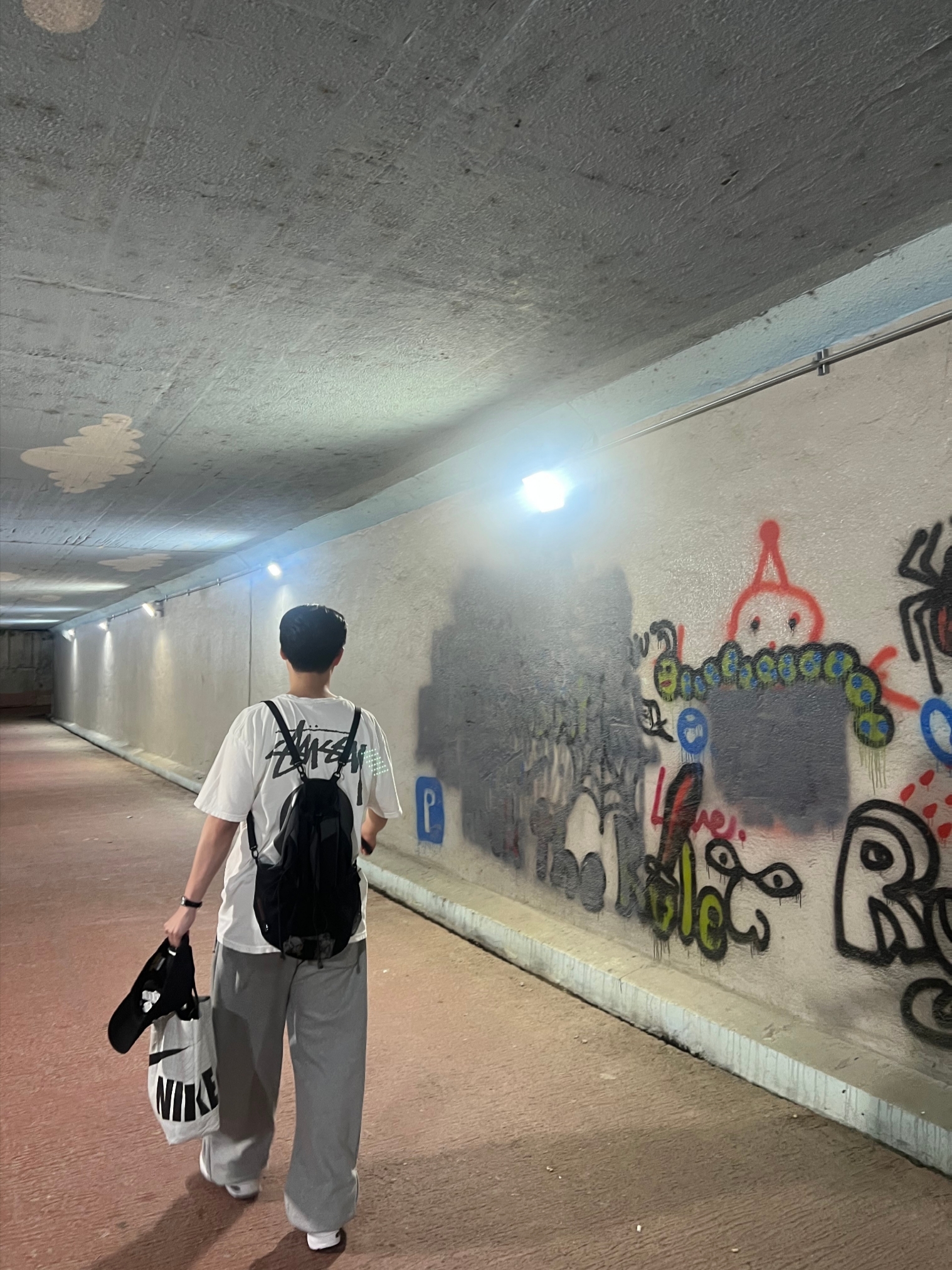 Stussy World Tour T-Shirt White 2023, New Balance 530 Silver 착용 스타일