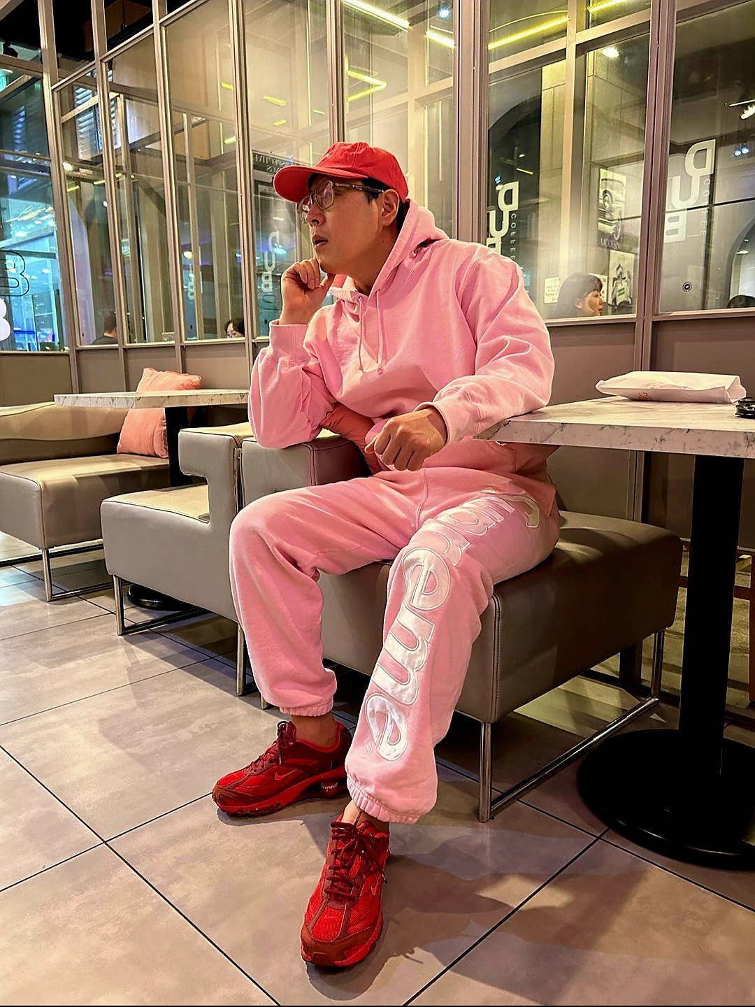 Supreme Satin Applique Hooded Sweatshirt Light Pink - 23FW, Supreme Satin Applique Sweatpants Light Pink - 23FW 착용 스타일 - 2
