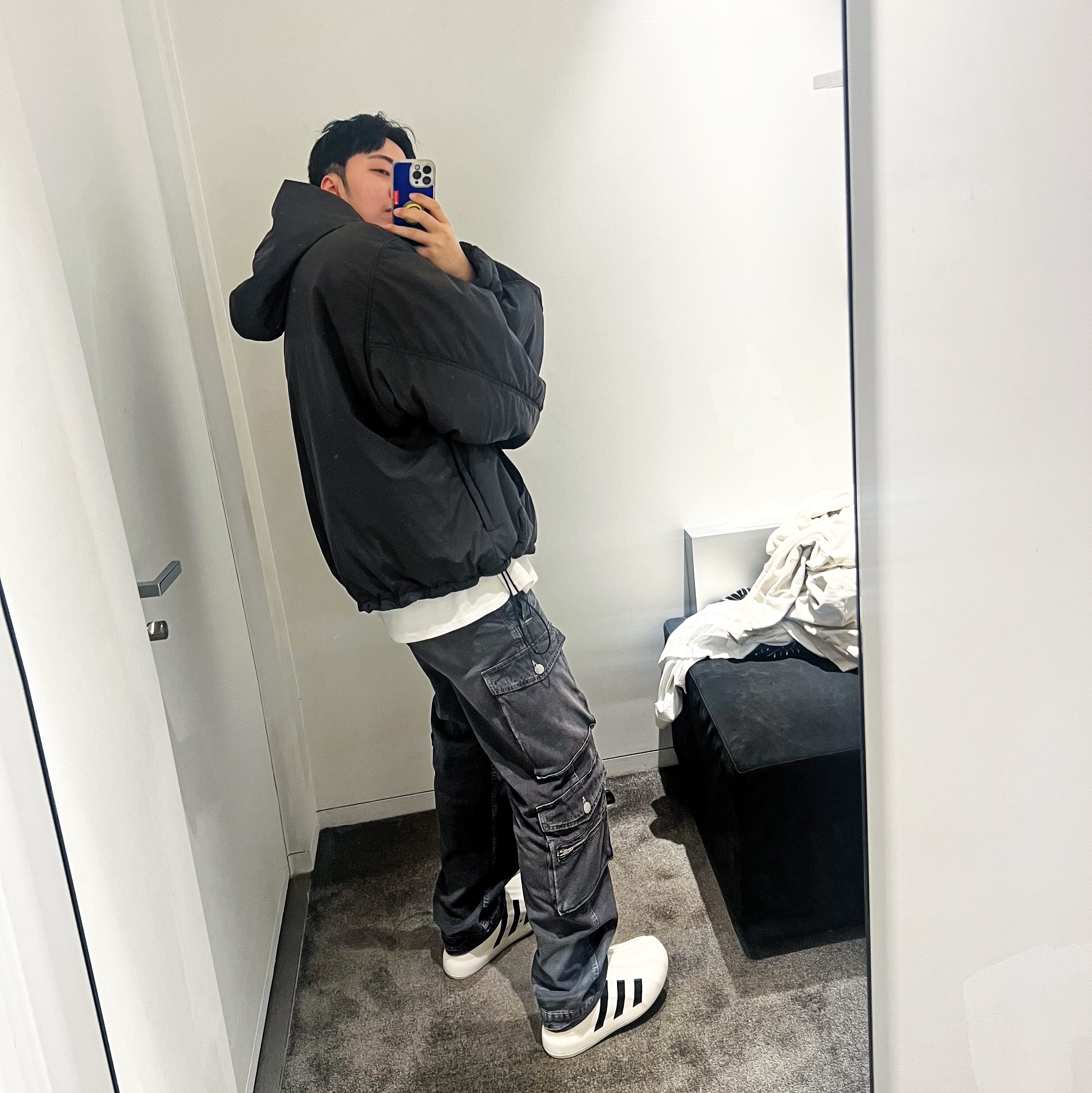 Balenciaga Sporty B Nylon Padded Pullover Hoodie Black, Zara Utility Cargo Jeans Black 착용 스타일 - 1