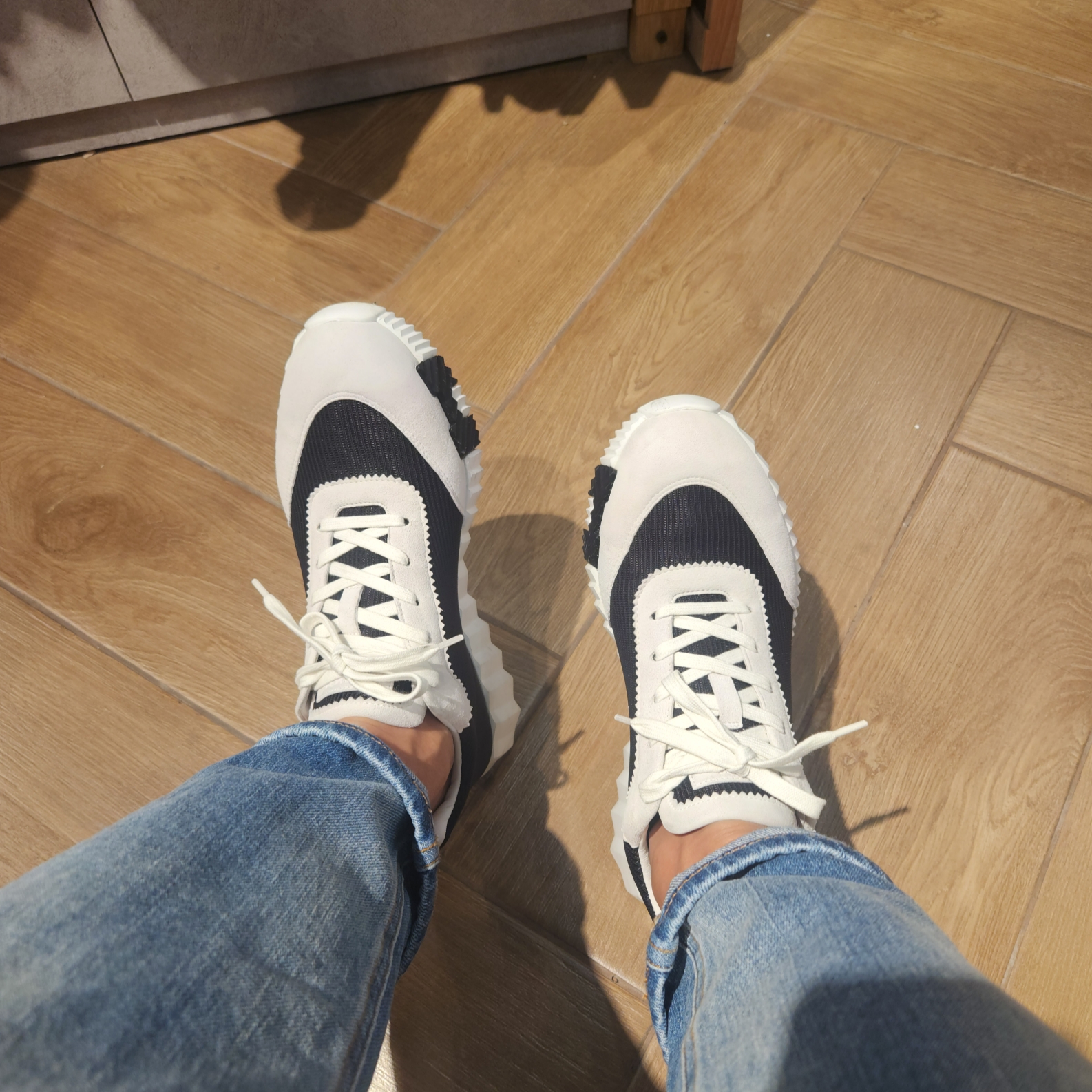Hermes Bouncing Sneakers Mesh Suede Goatskin & Noir Blanc 착용 스타일