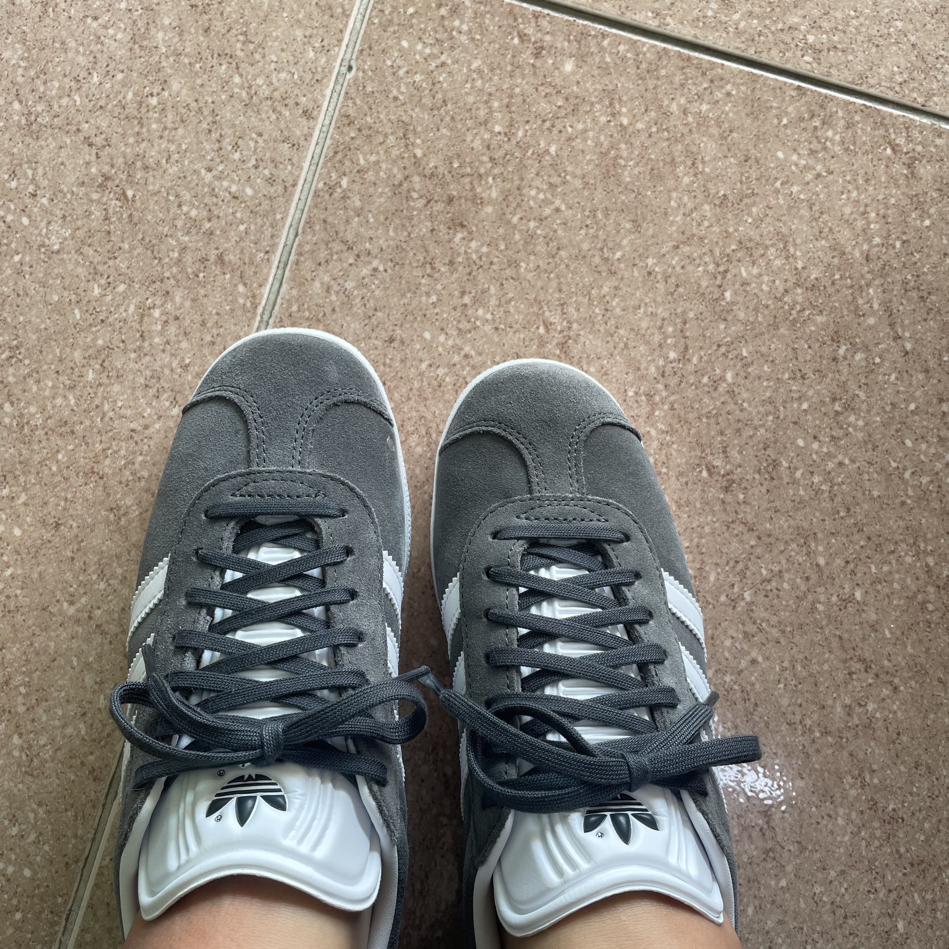 Adidas Gazelle Solid Grey 착용 스타일