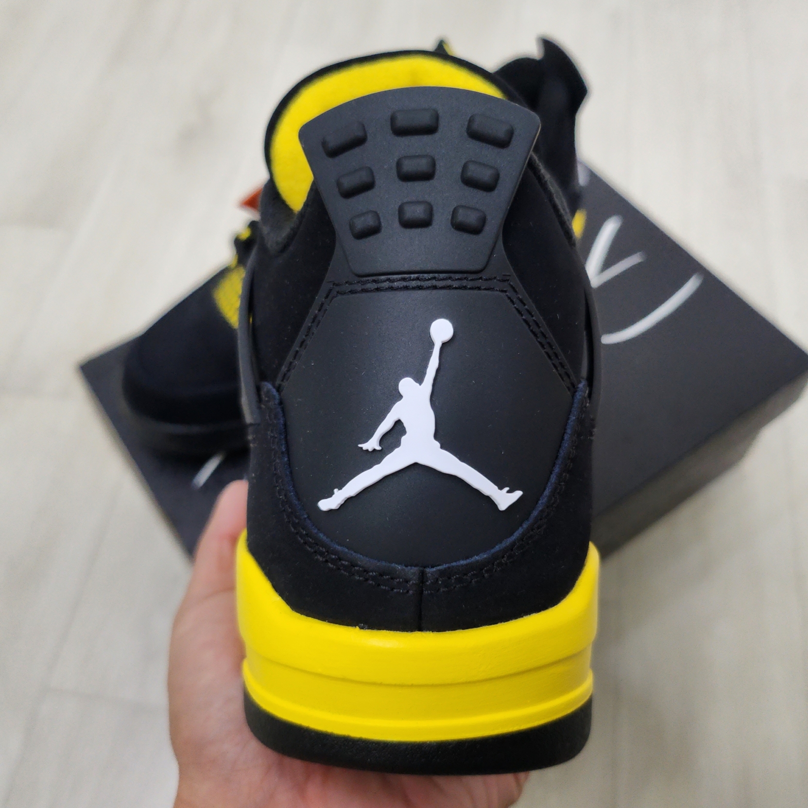 Jordan 4 Retro Thunder 2023 착용 스타일 - 3