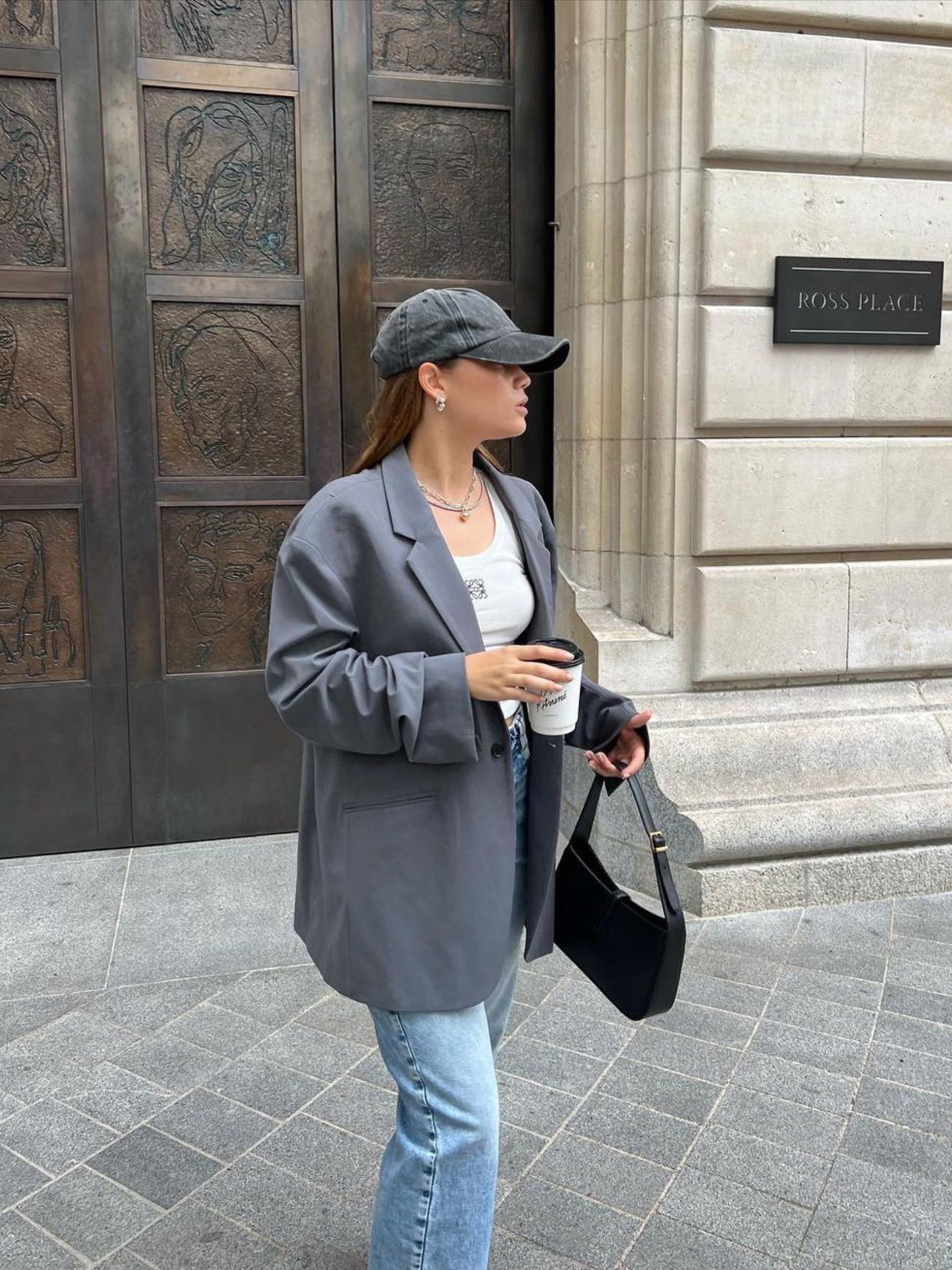 Celine Oval Bag Cuir Triomphe in Smooth Calfskin Tan, Saint Laurent Bronze Monogram Le 5 A 7 Hobo Bag in Smooth Leather Black 착용 스타일 - 3