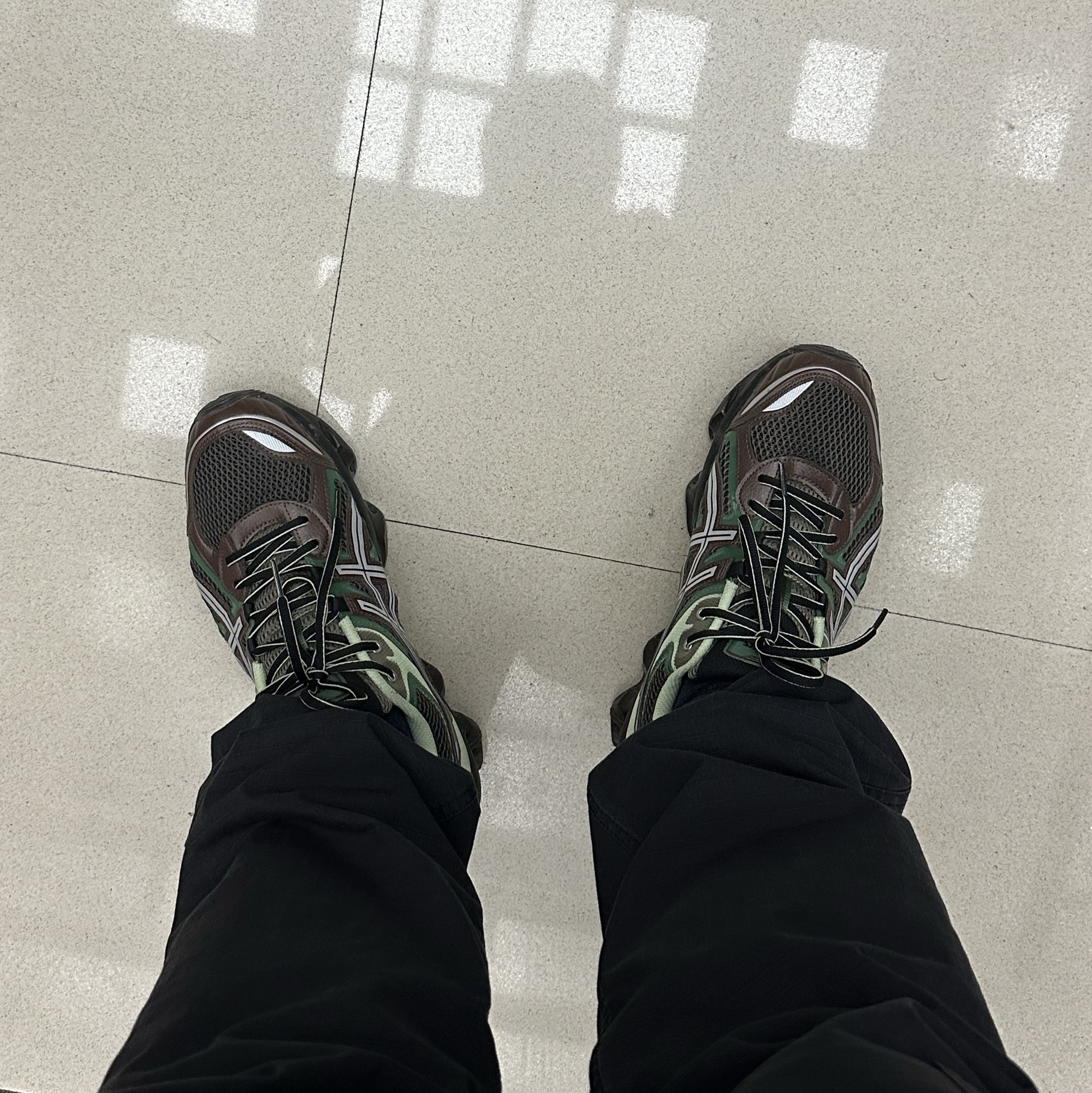 Asics Gel-Quantum Kinetic Dark Sepia Shamrock Green 착용 스타일