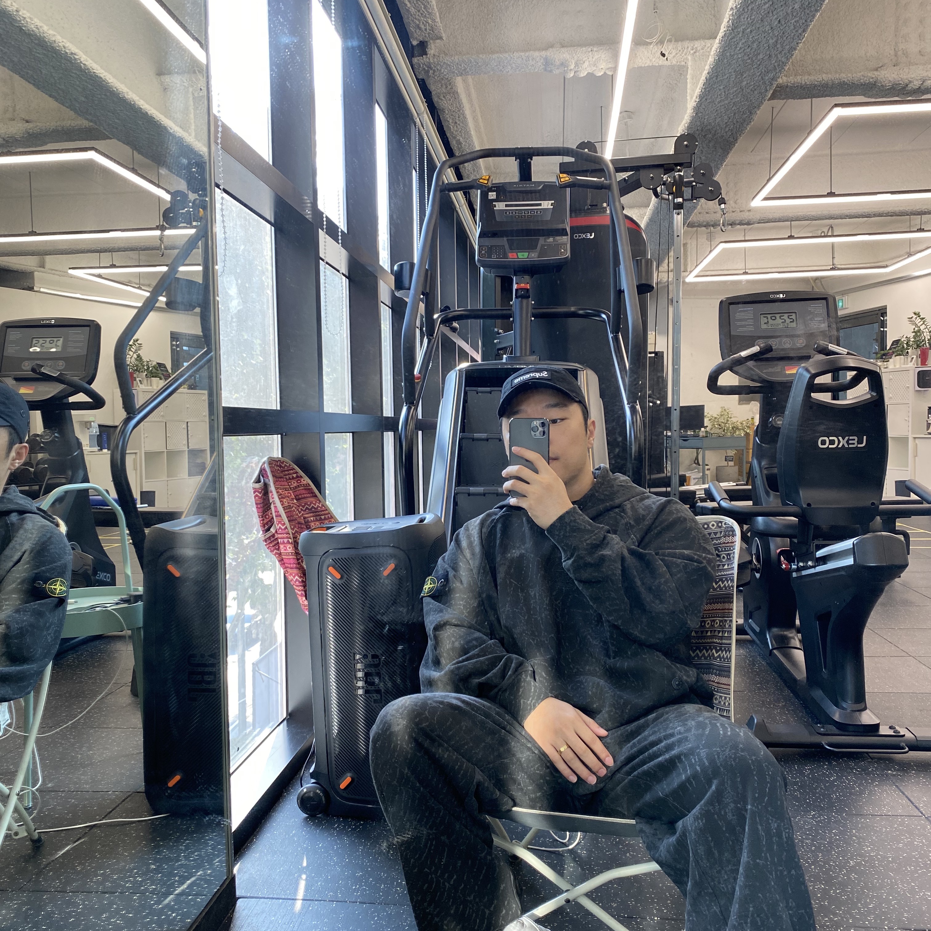 Supreme x Stone Island Hooded Sweatshirt Black - 23FW, Supreme x Stone Island Sweatpant Black - 23FW 착용 스타일 - 3