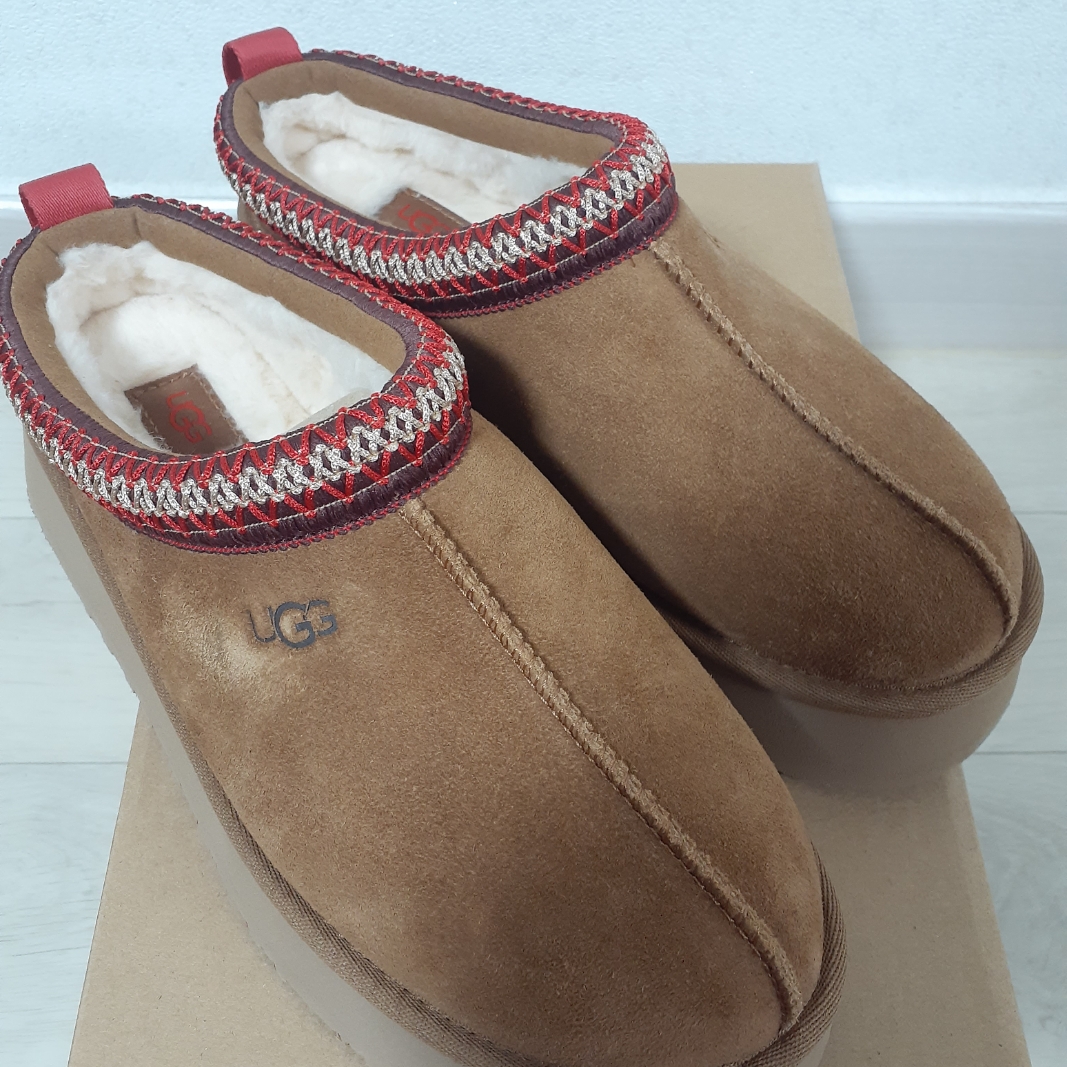 (W) UGG Tazz Slipper Chestnut 착용 스타일 - 1