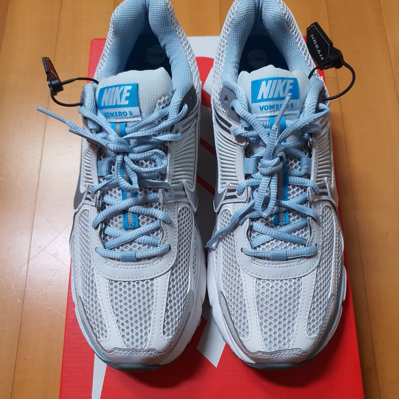 Nike Zoom Vomero 5 White Light Blue 착용 스타일
