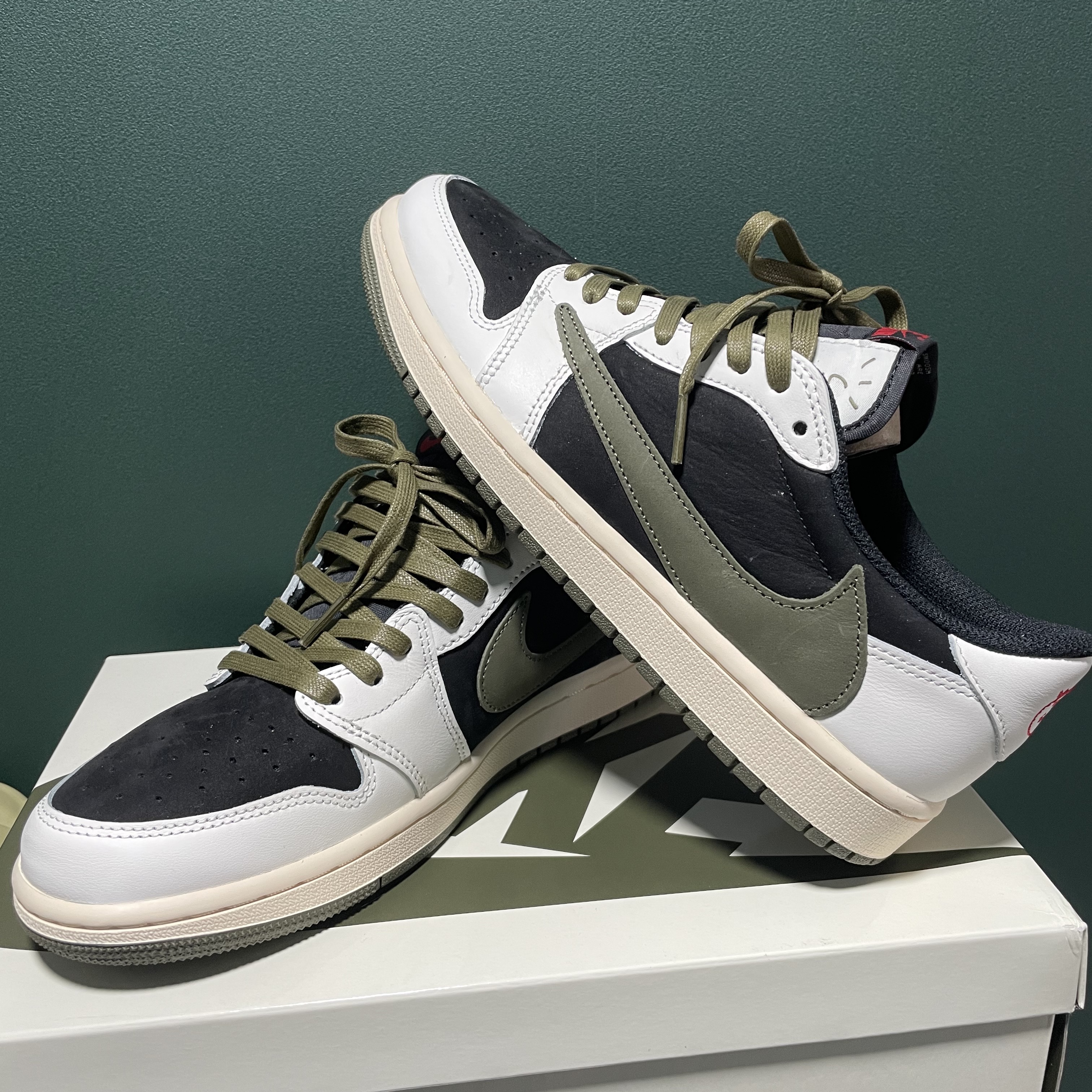 (W) Jordan 1 x Travis Scott Retro Low OG SP Medium Olive 착용 스타일