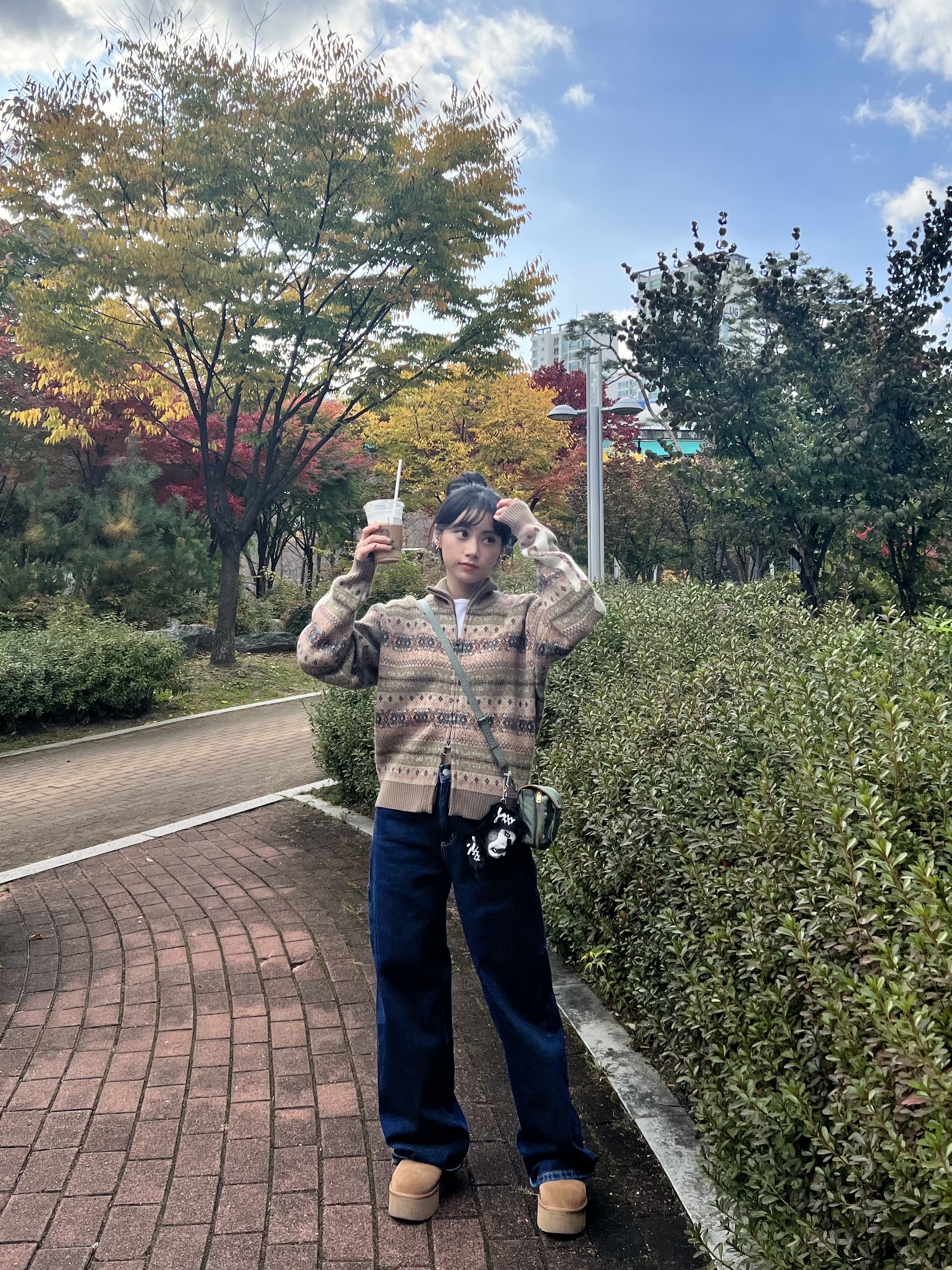 Kapital 7G Wool Fair Isle Bone Crewneck Sweater Saxophone, (W) UGG Classic Ultra Mini Platform Boots Chestnut 착용 스타일 - 1