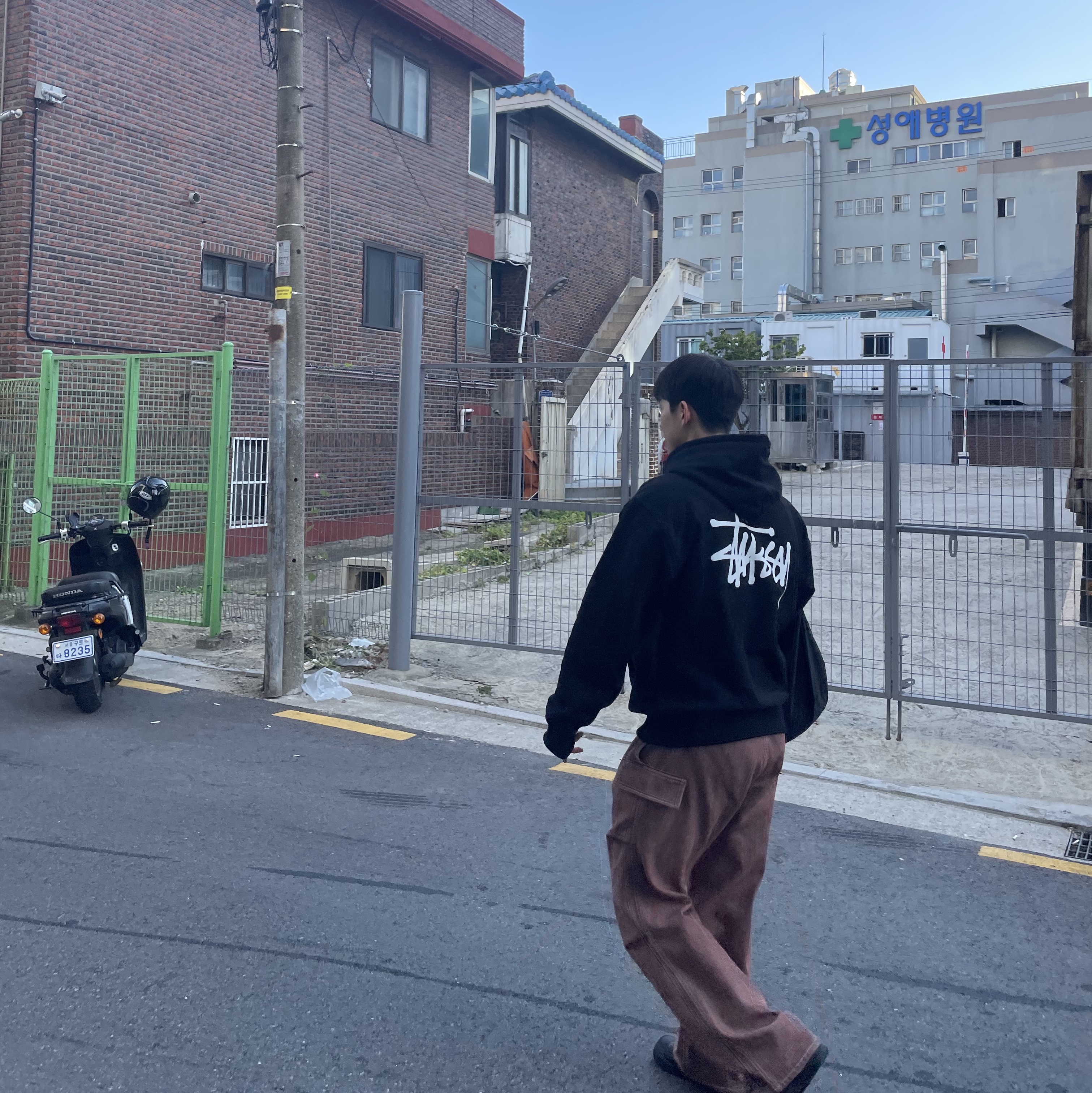 Stussy Basic Stussy Hoodie Black 2023, Nike Air Force 1 '07 Low Triple Black 착용 스타일 - 2