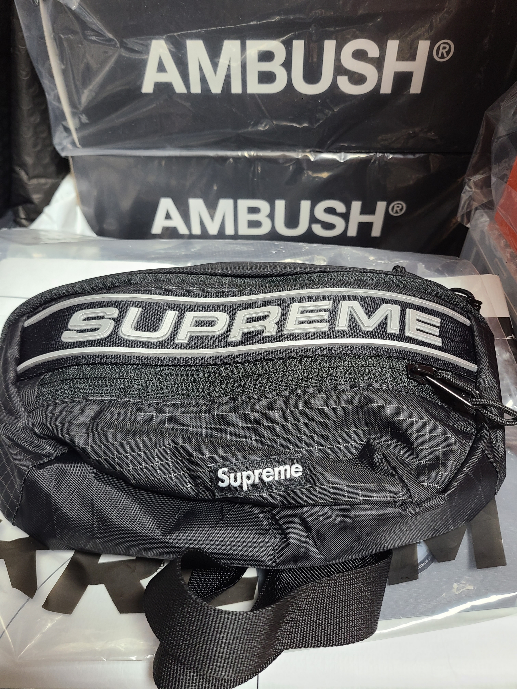 Supreme Waist Bag Black - 23FW 착용 스타일 - 1
